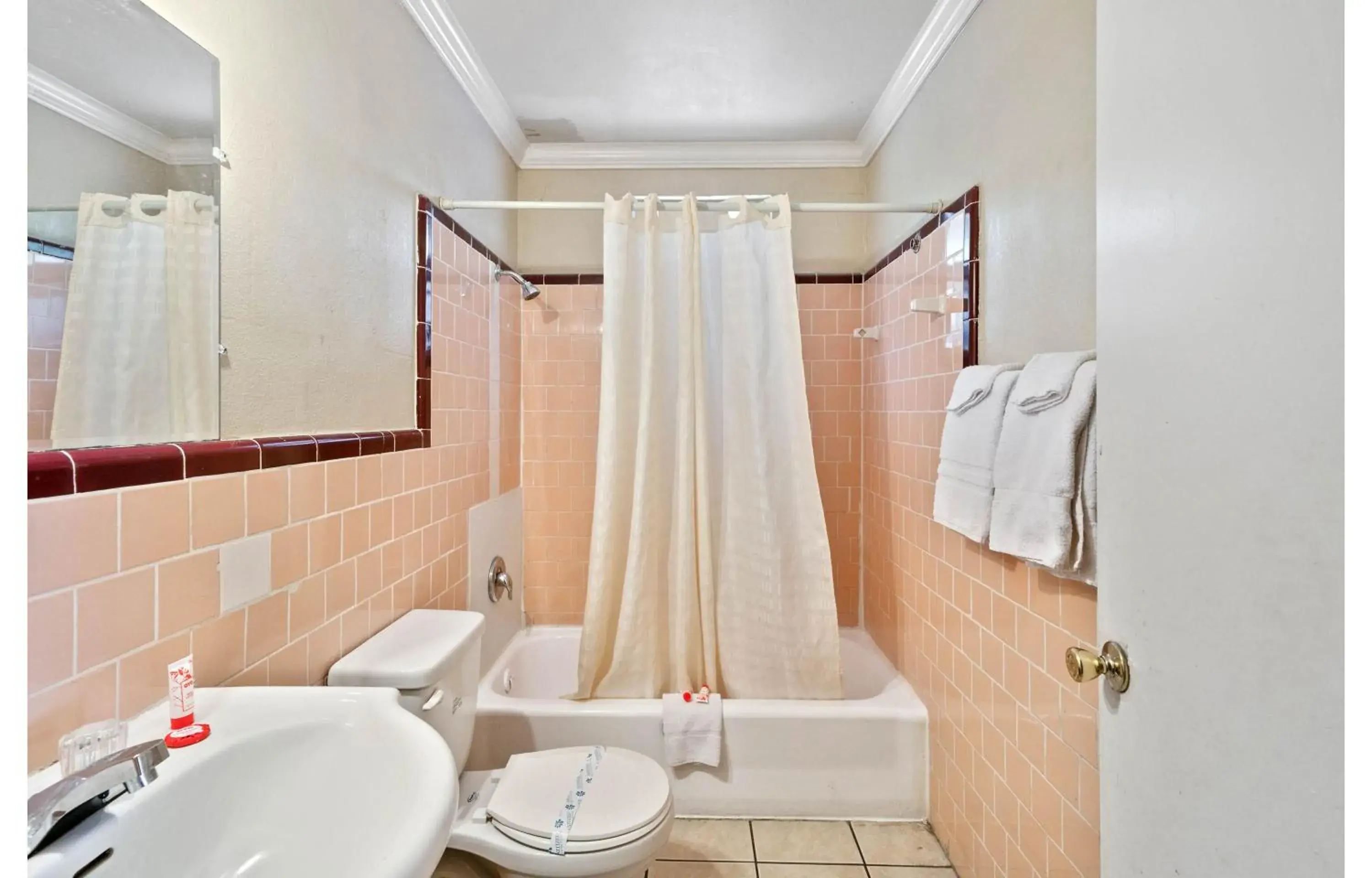 Bathroom in OYO Hotel Beeville - US 181