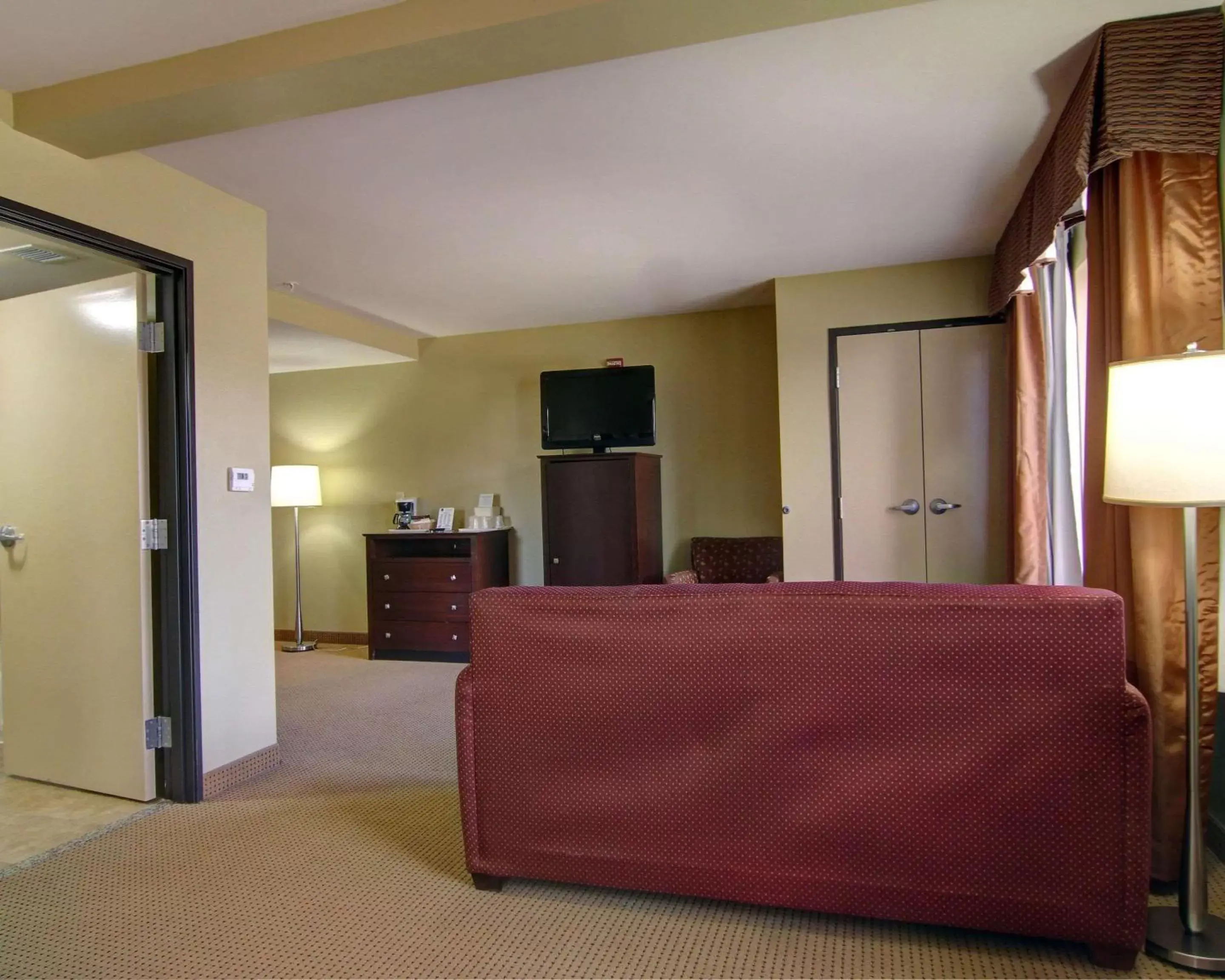 Photo of the whole room, TV/Entertainment Center in Comfort Suites El Paso West