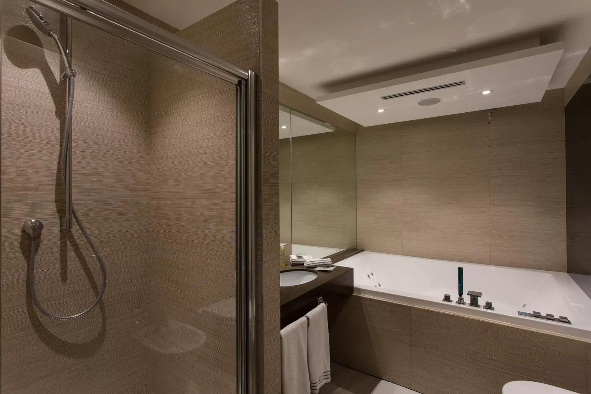 Shower, Bathroom in Diamante MHotel