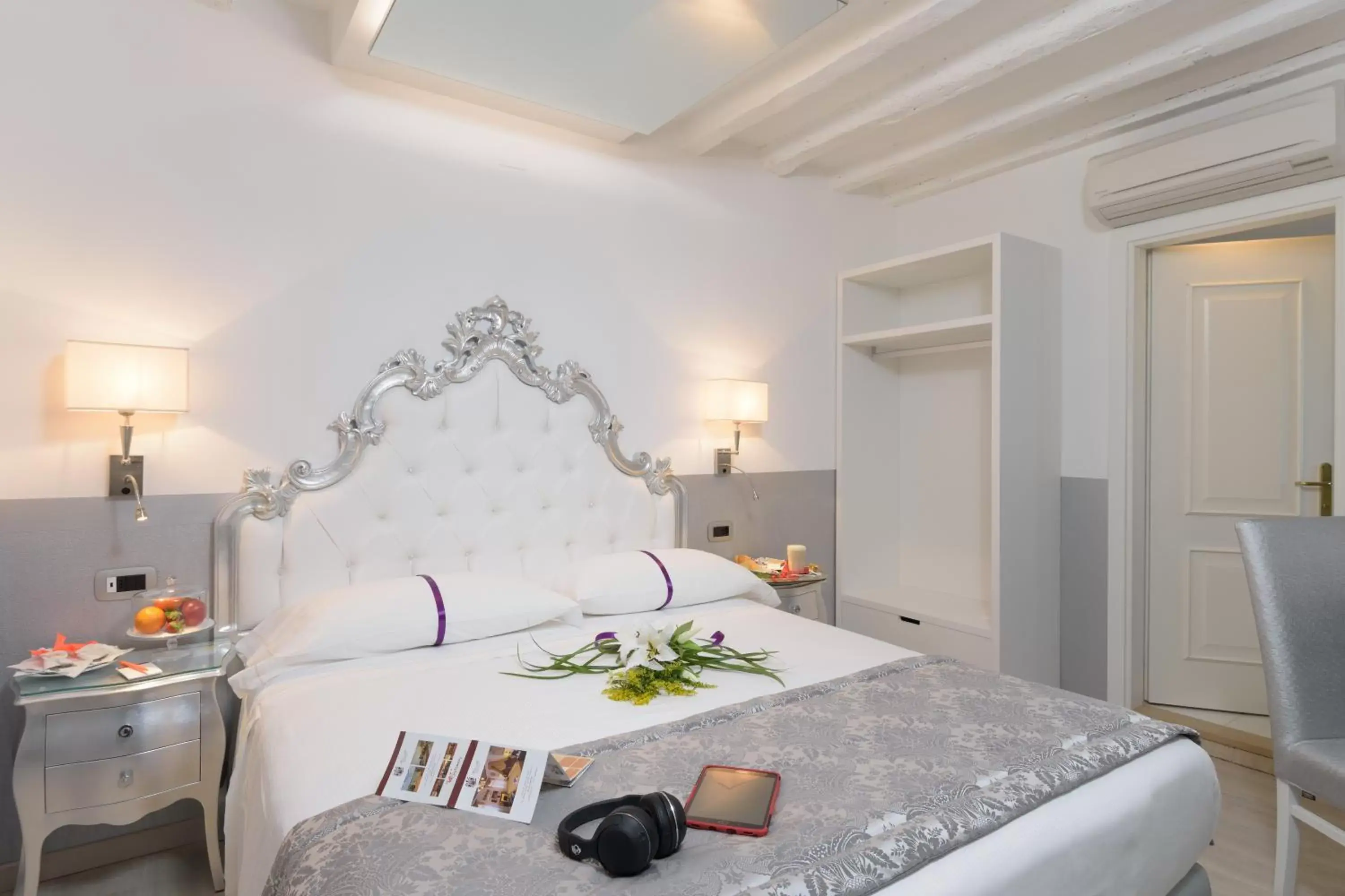 Day, Bed in UNAHOTELS Ala Venezia-Adults 16