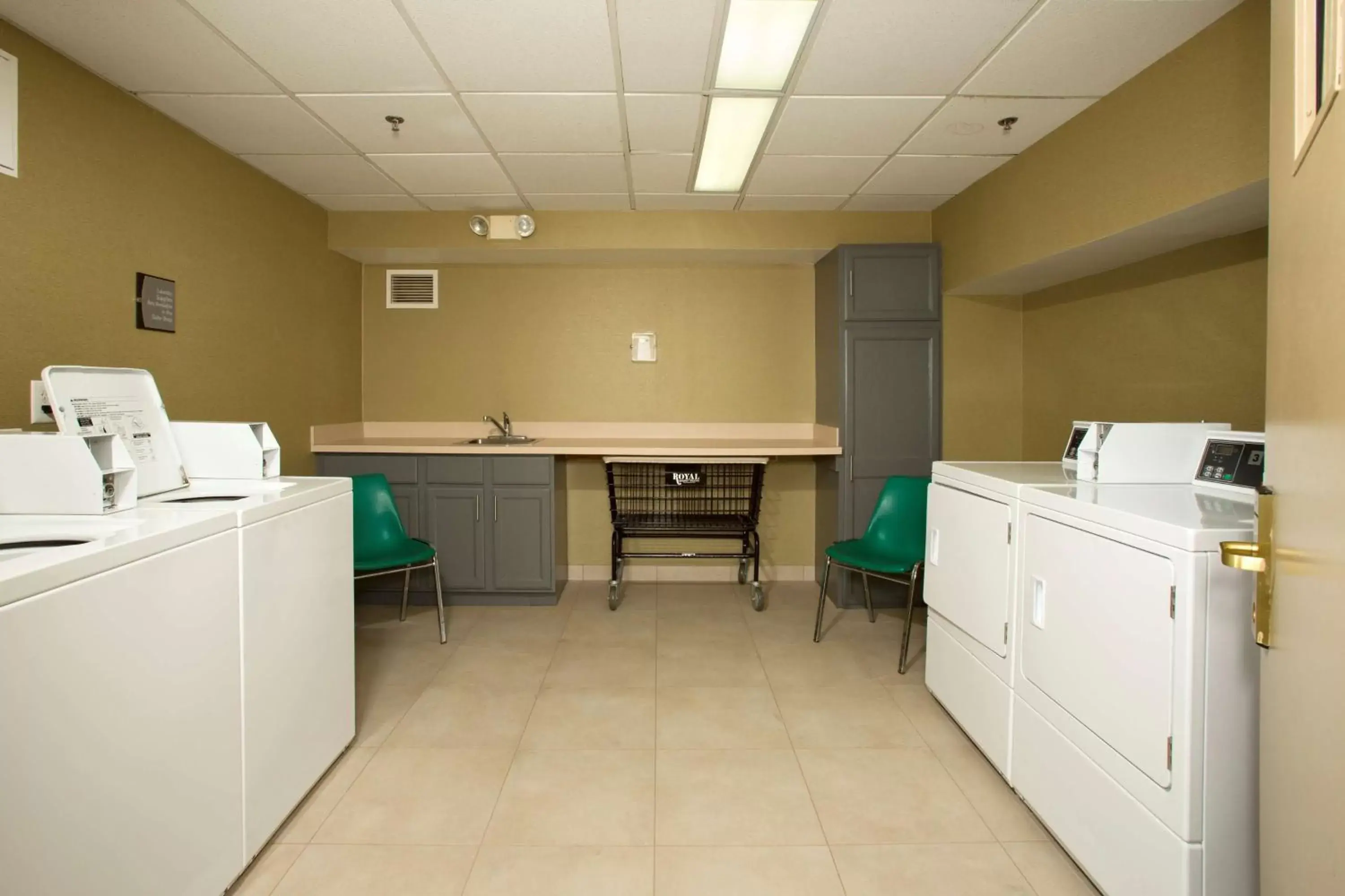 Property building, Kitchen/Kitchenette in Homewood Suites by Hilton Alexandria