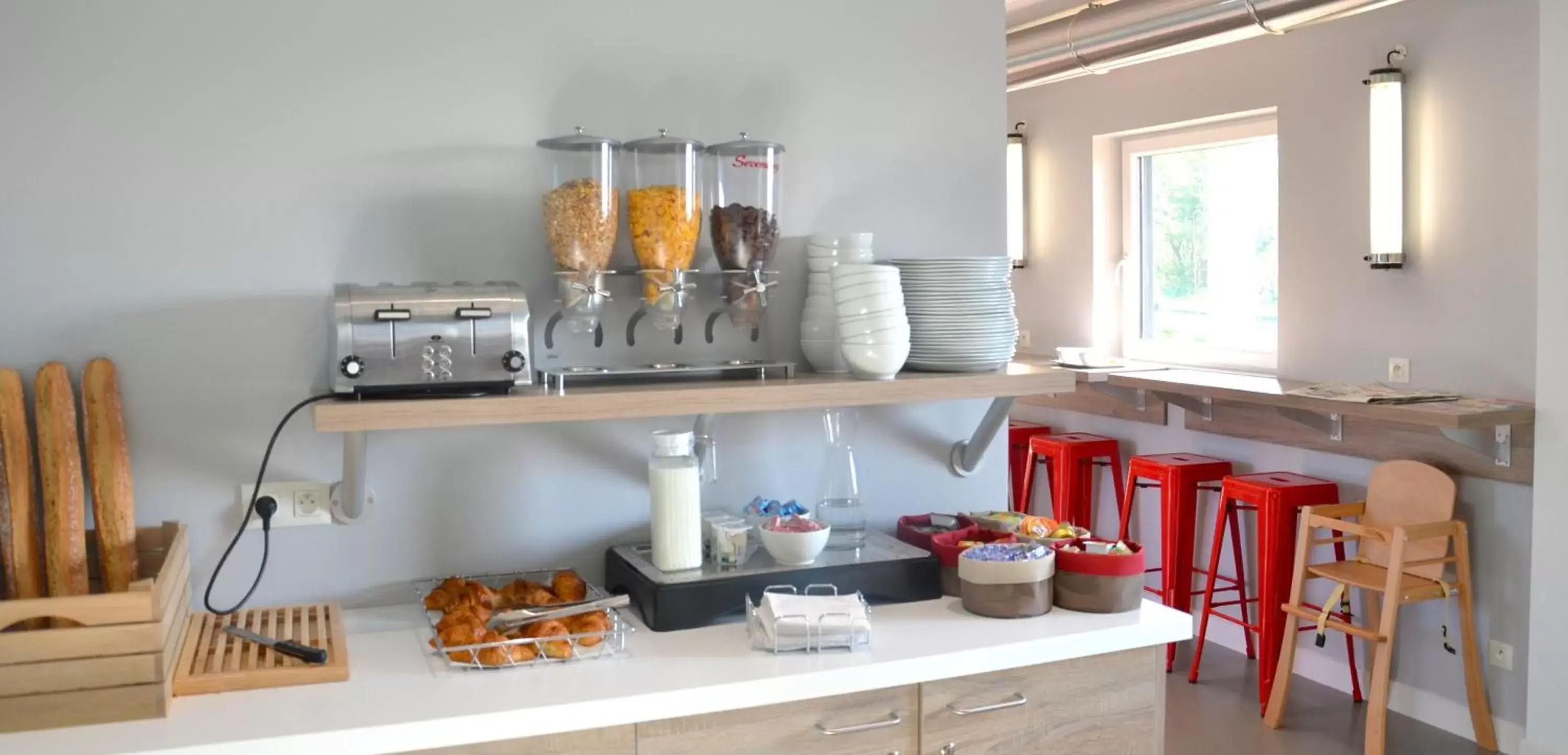 Continental breakfast, Kitchen/Kitchenette in Eklo Hotels Le Mans