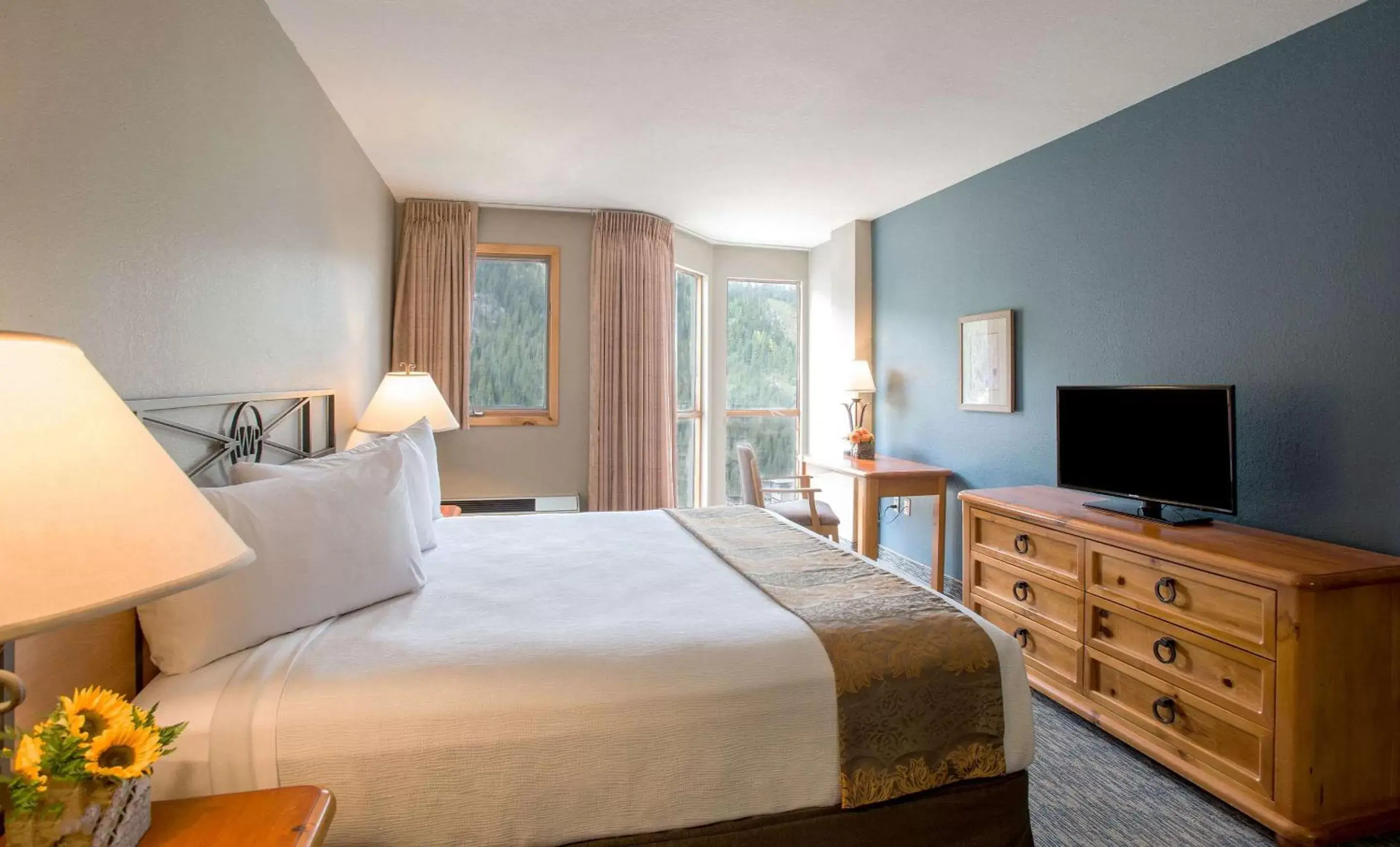 Photo of the whole room, Bed in Winter Park Mountain Lodge Photo of the whole room, Bed in Winter Park Mountain Lodge