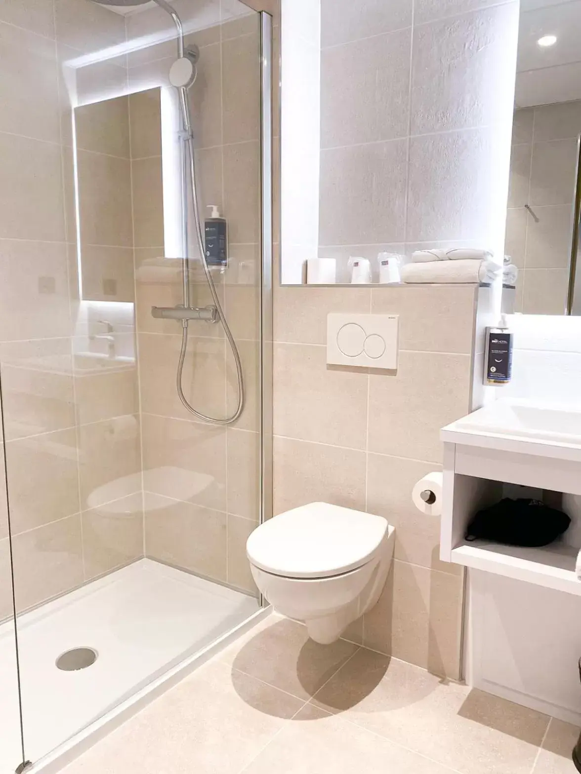 Shower, Bathroom in Brit Hotel Bordeaux Aéroport - Le Soretel