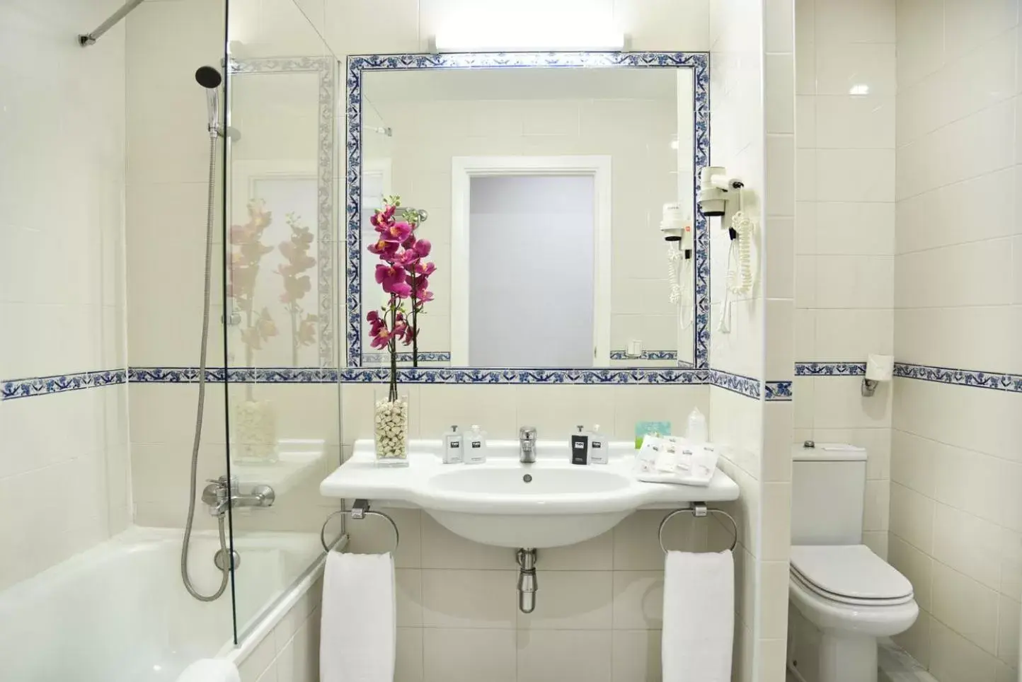 Bathroom in Hotel TRH La Motilla Bathroom in Hotel TRH La Motilla