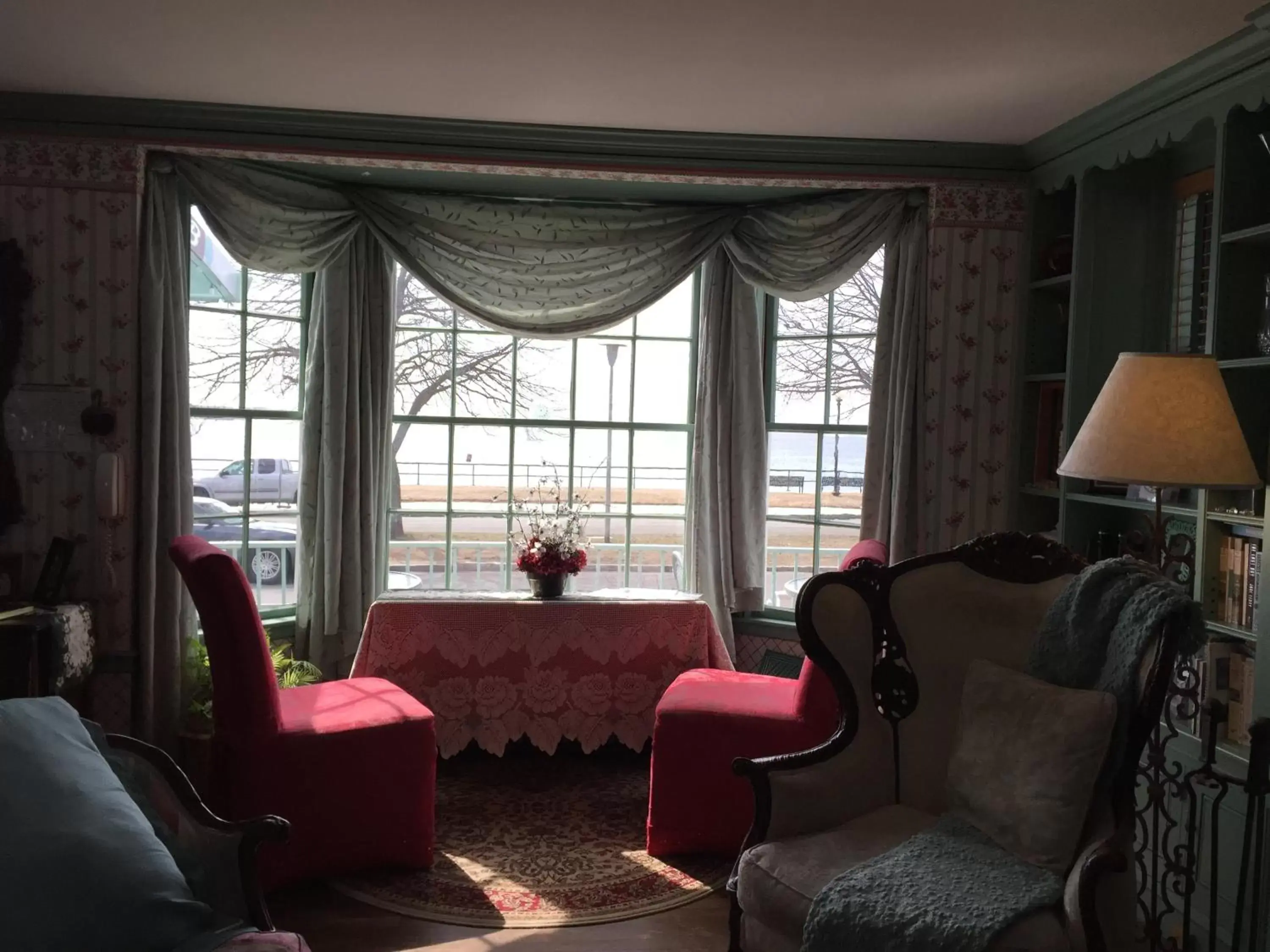 Living room, Seating Area in Harborview Inn