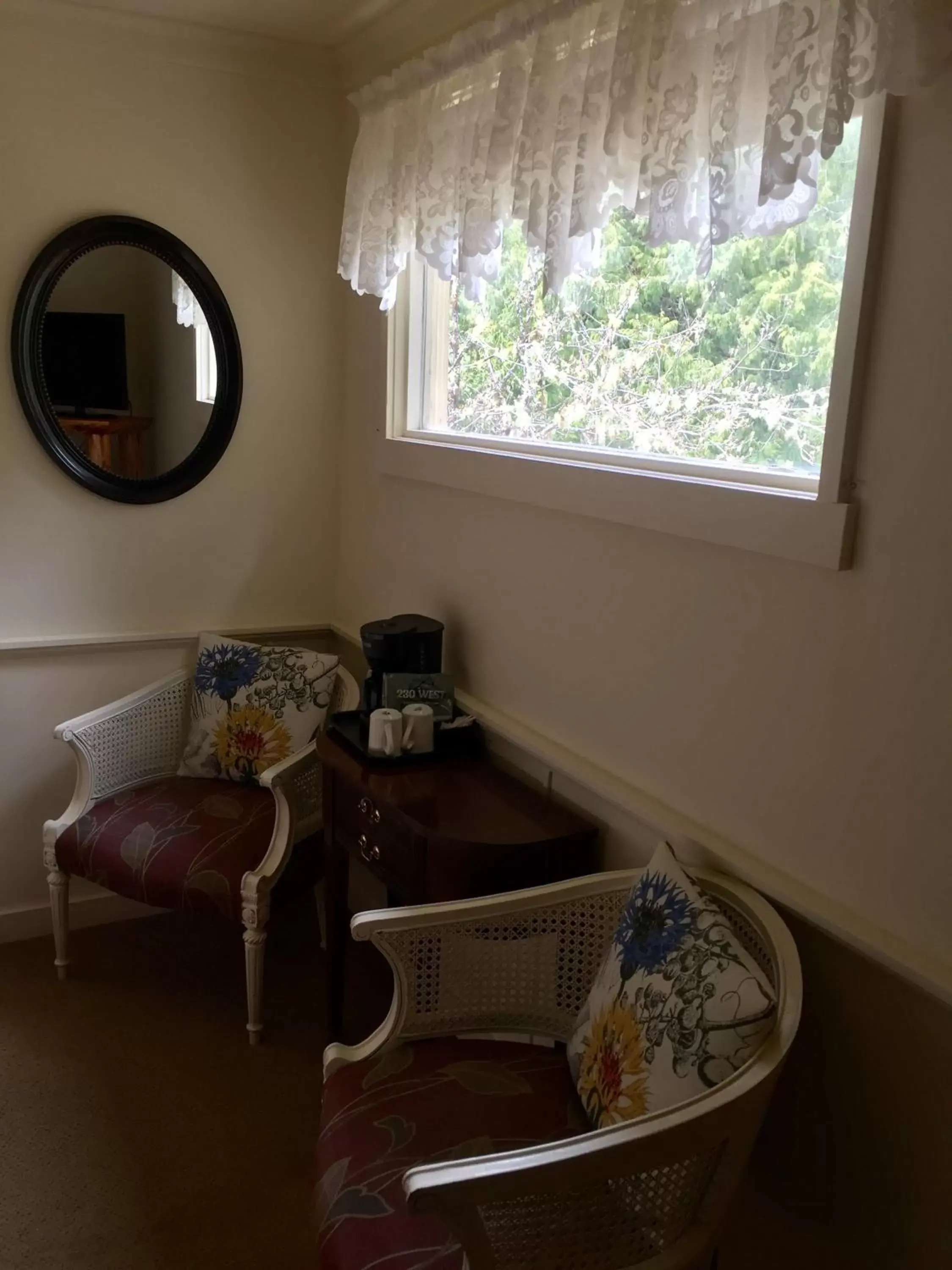 Coffee/tea facilities, Seating Area in Alexander's Lodge