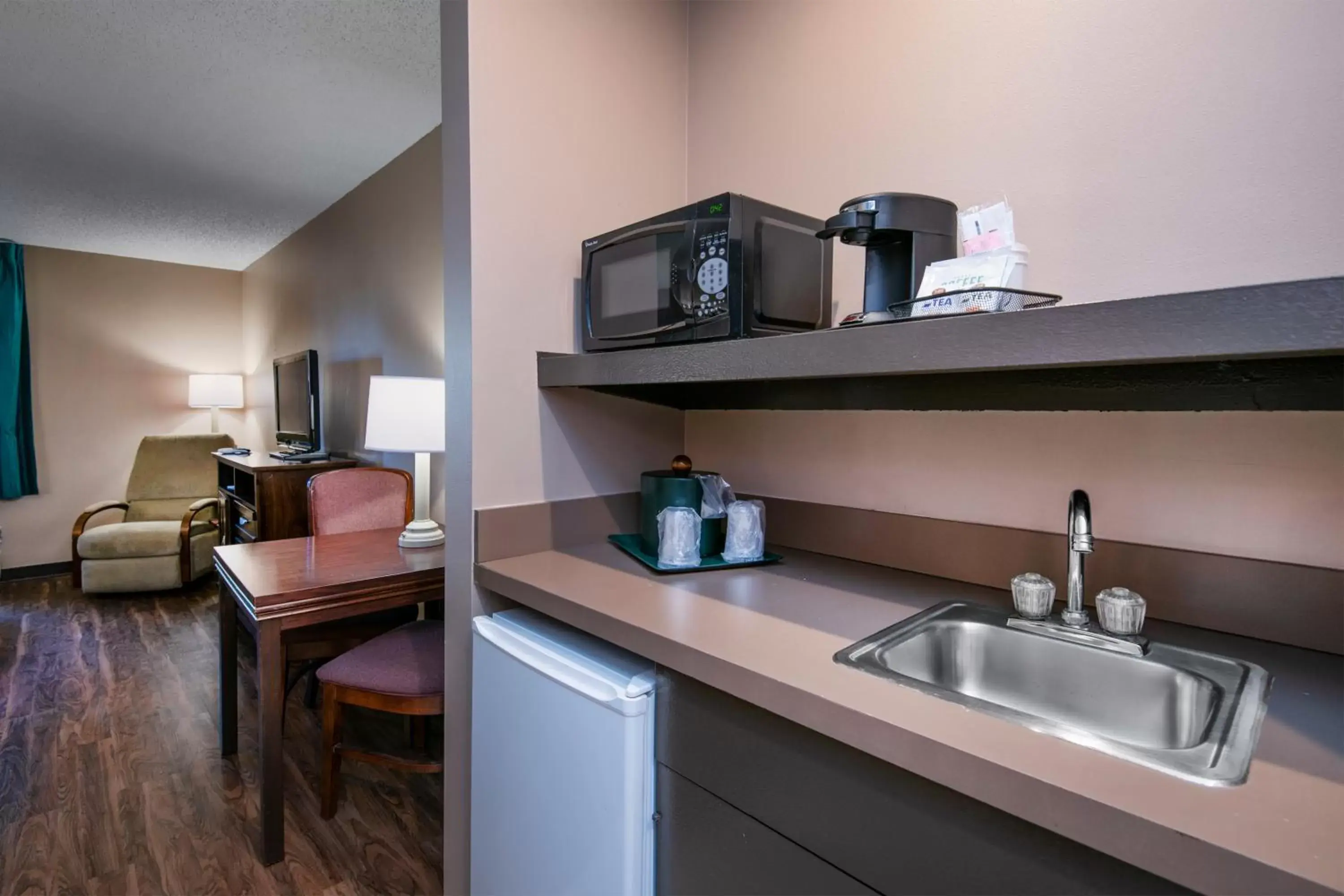 Kitchen or kitchenette, Coffee/Tea Facilities in Guest Inn & Suites - Midtown Medical Center