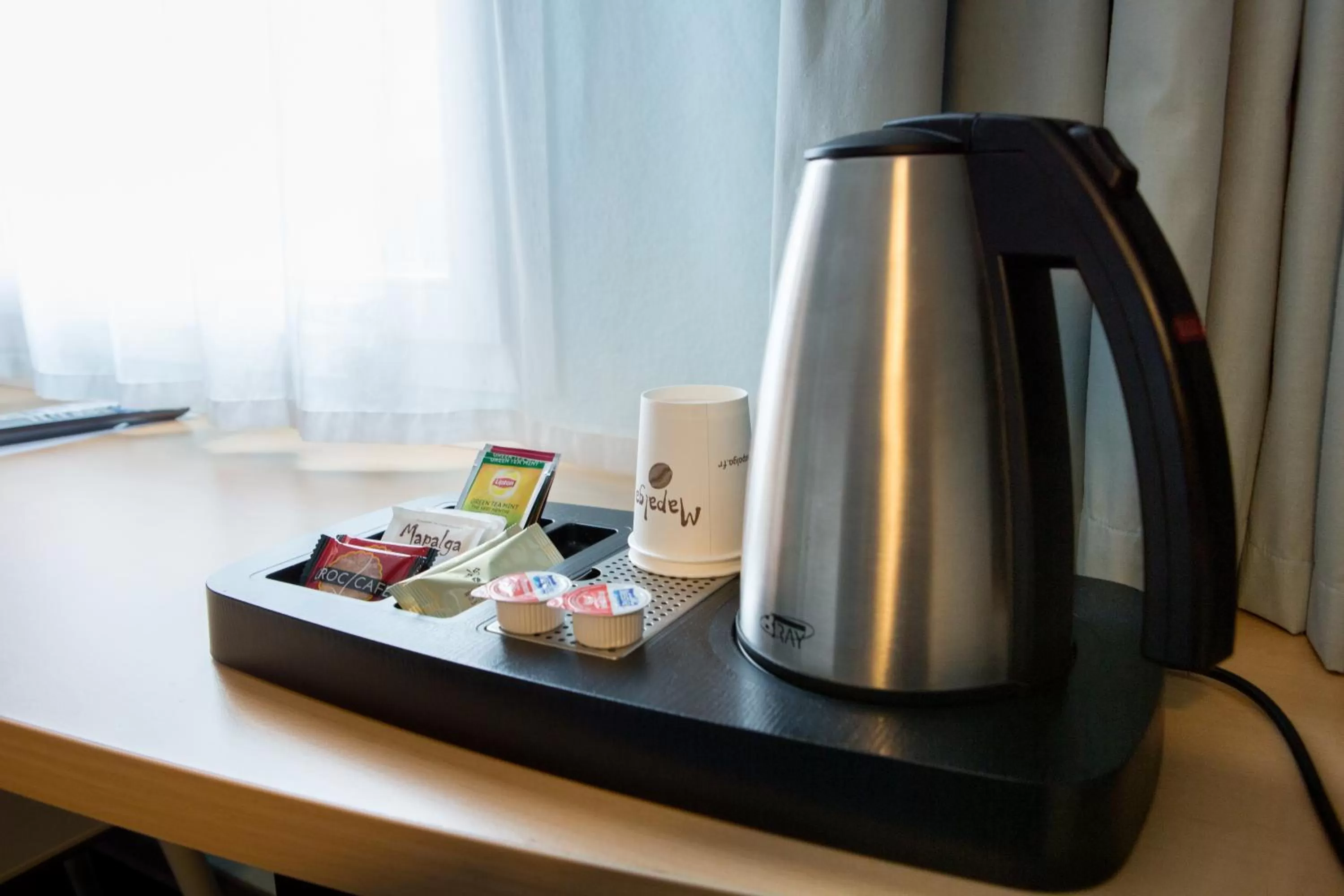 Coffee/tea facilities in ibis Cherbourg La Glacerie