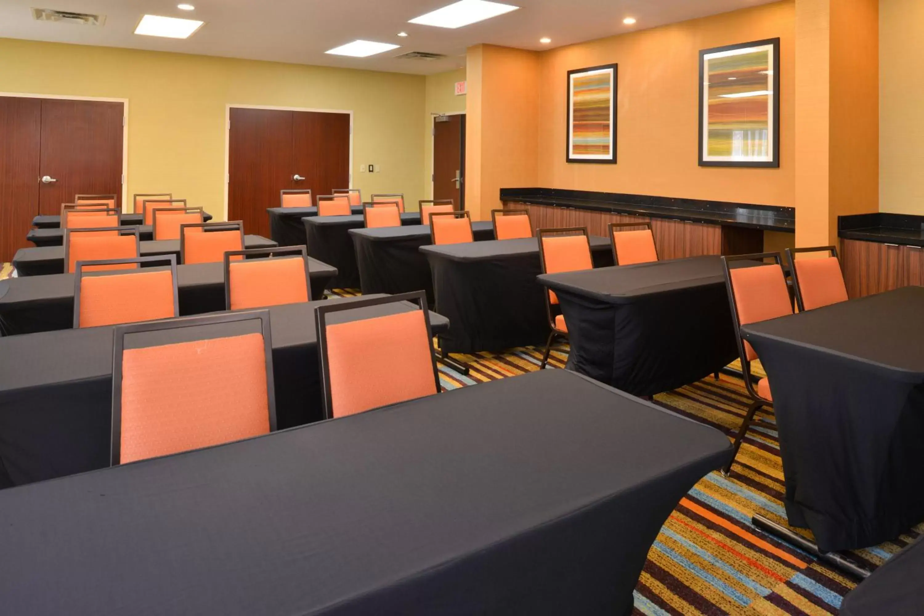 Meeting/conference room, Restaurant/Places to Eat in Fairfield Inn Orlando Airport