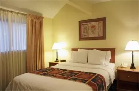 Bedroom, Bed in Hawthorn Suites - Fort Wayne
