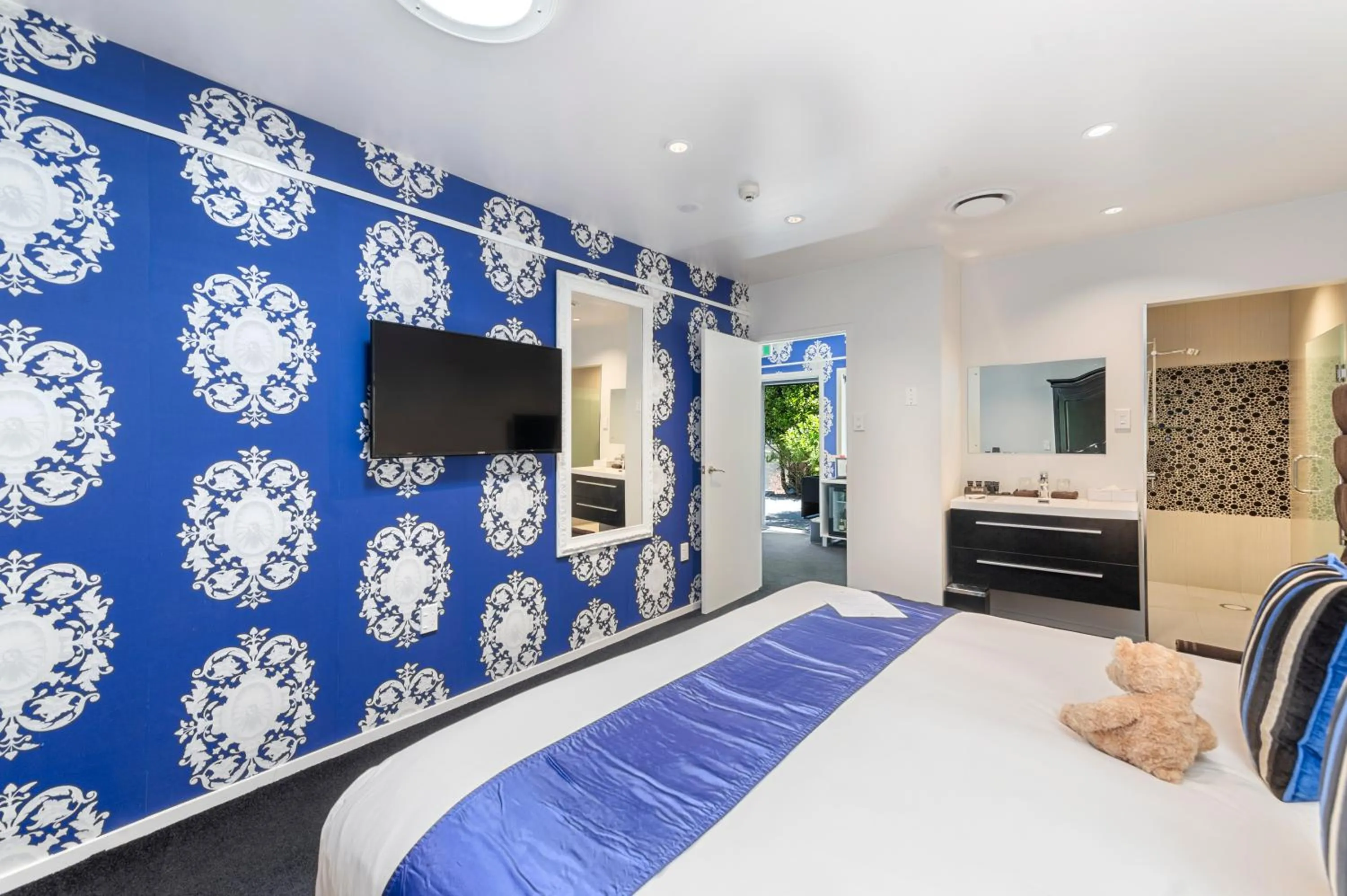 Photo of the whole room, Bed in Black Swan Lakeside Boutique Hotel