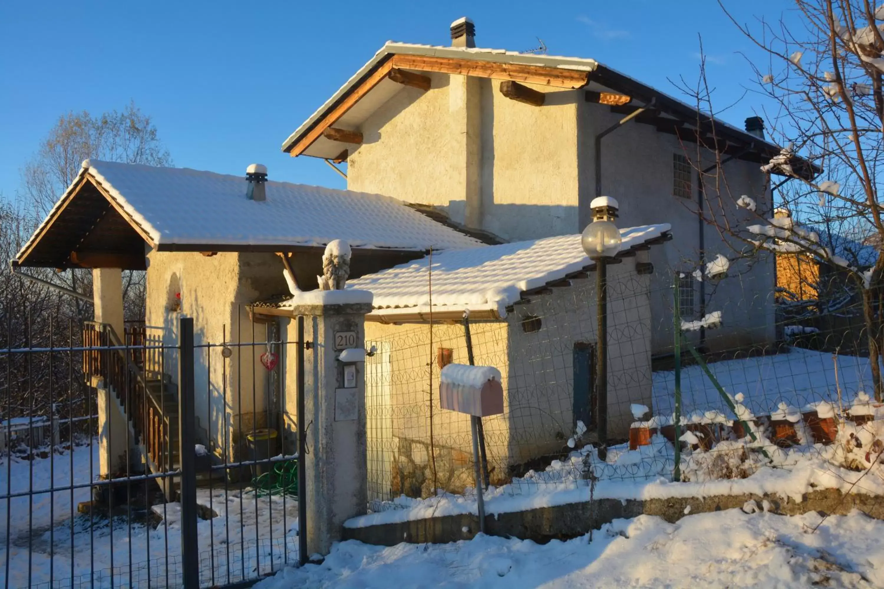 Property building, Winter in Casa Omnia B&B