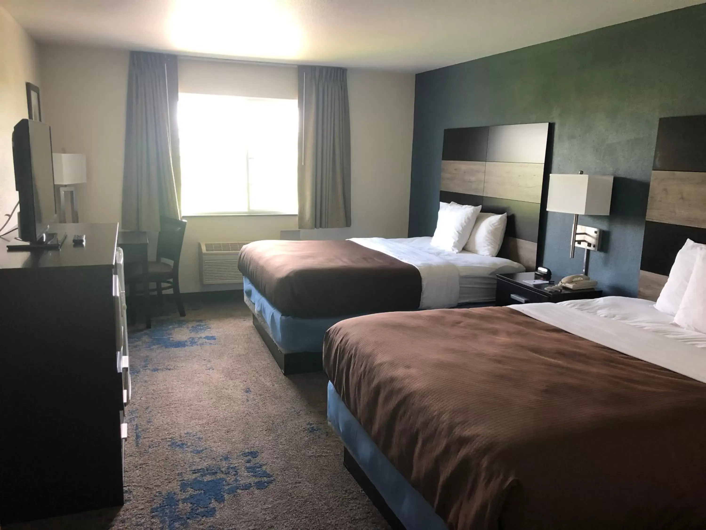 Guests, Bed in AmericInn by Wyndham Maquoketa