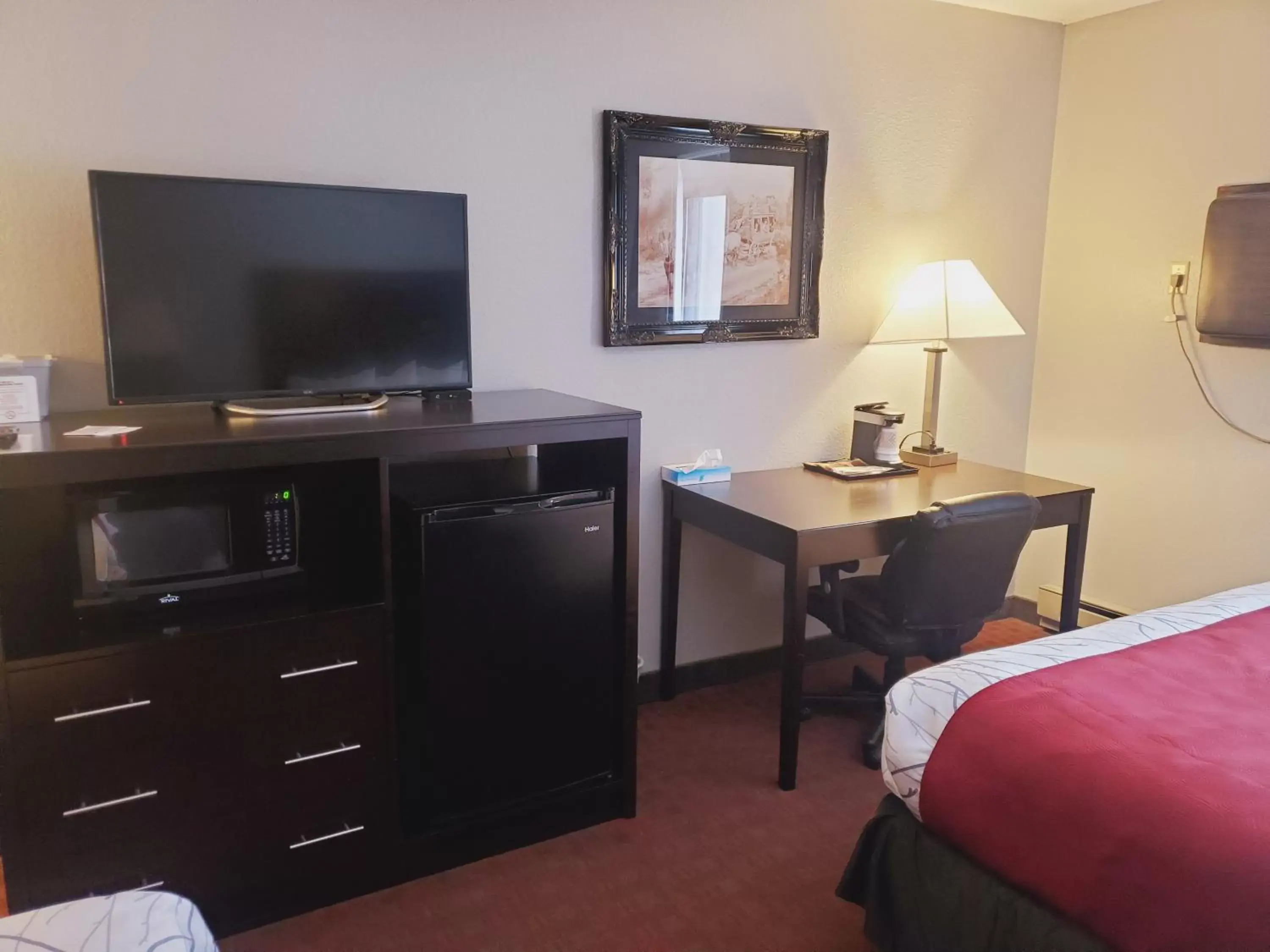 Bedroom, TV/Entertainment Center in Blackstone Lodge and Suites