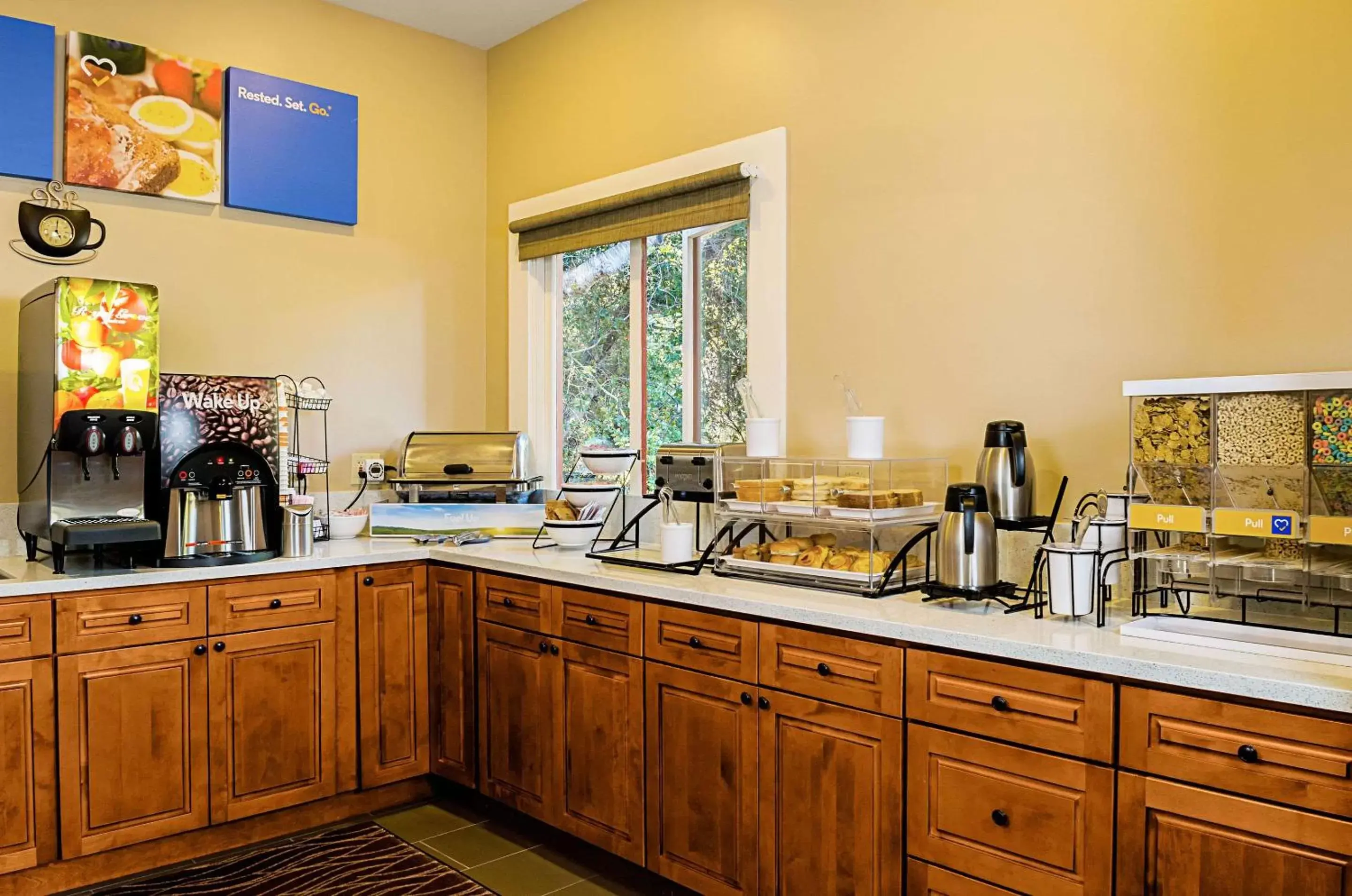 Restaurant/places to eat, Kitchen/Kitchenette in Comfort Inn Monterey Peninsula Airport