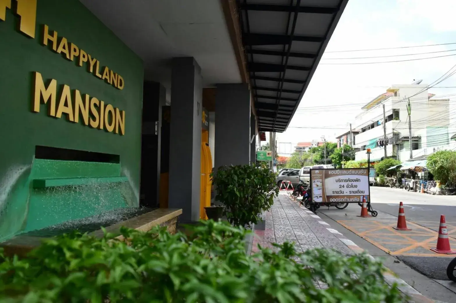 Facade/entrance in Happyland Mansion Facade/entrance in Happyland Mansion
