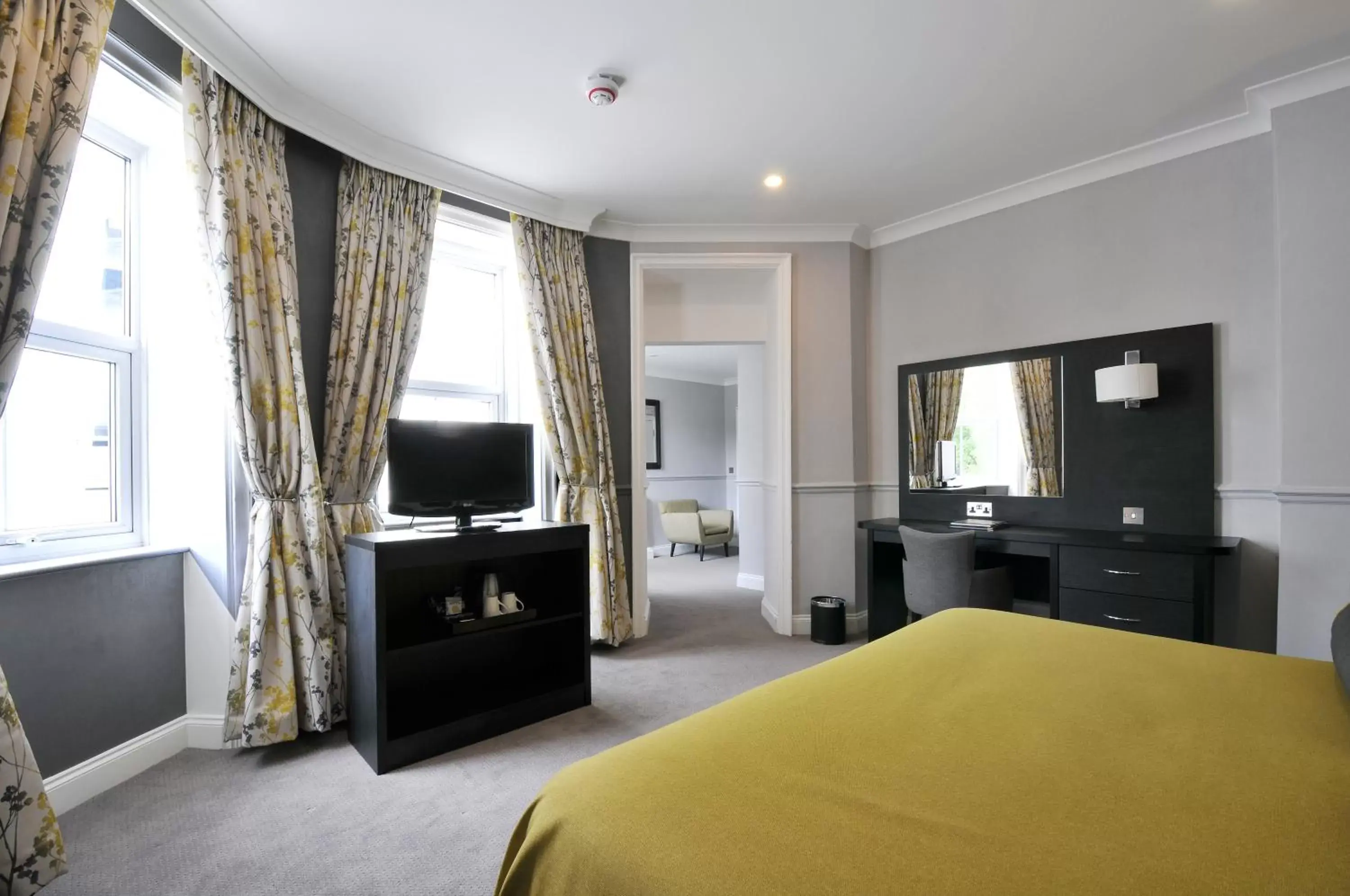 Photo of the whole room, Room Photo in Bromley Court Hotel London