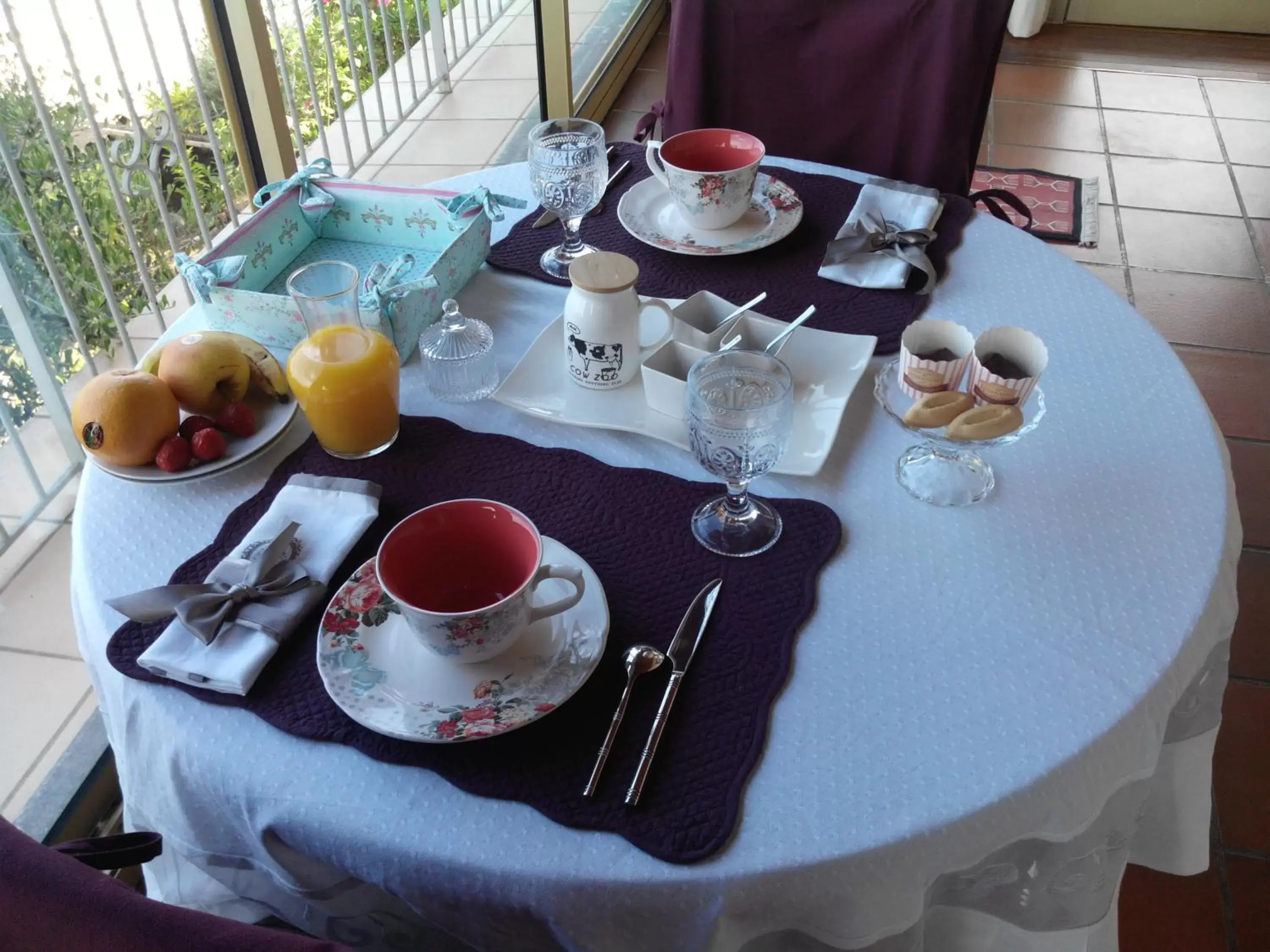 Dining area, Breakfast in villa des oliviers