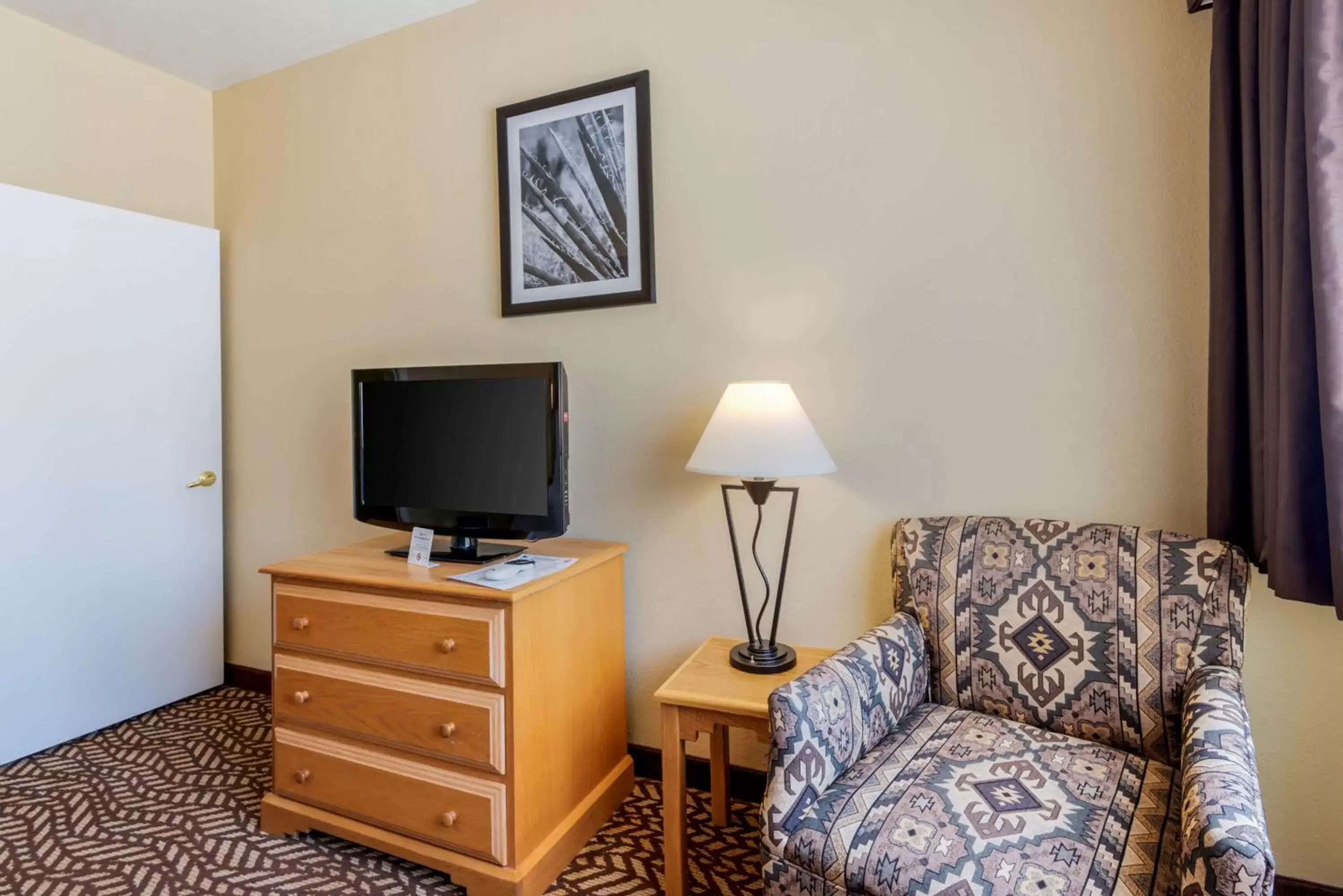 Photo of the whole room, TV/Entertainment Center in Best Western Turquoise Inn & Suites