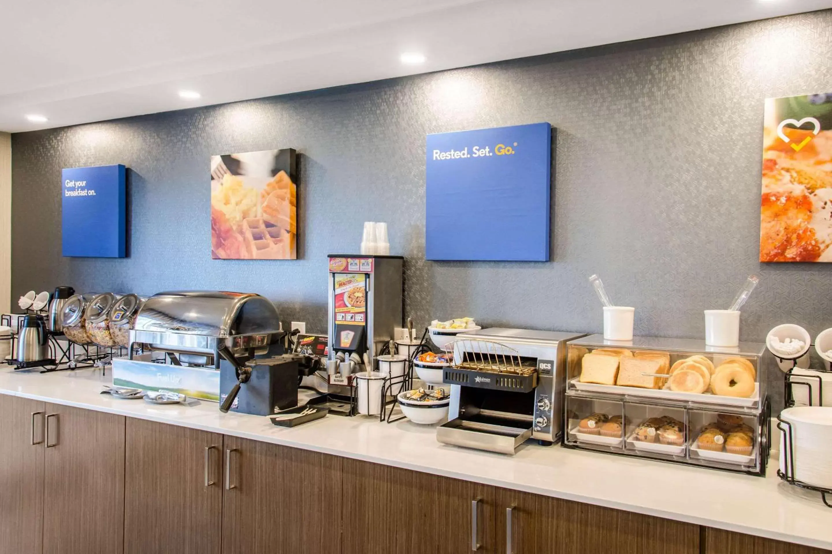 Restaurant/places to eat in Comfort Inn Airport Dorval