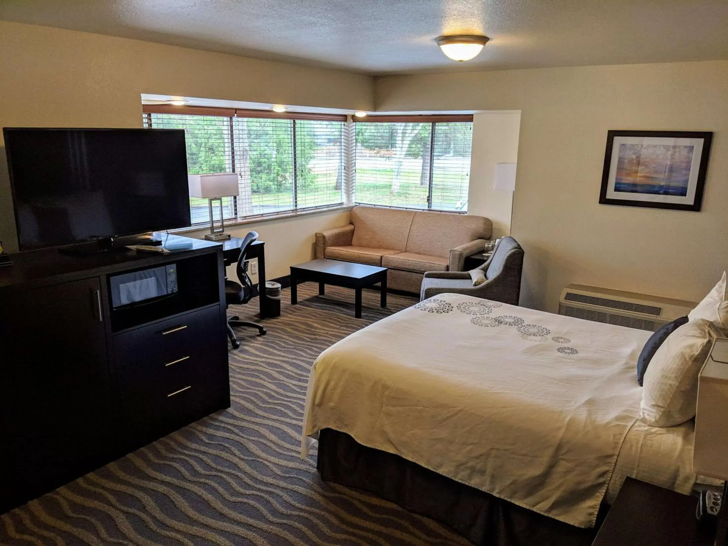 Photo of the whole room, TV/Entertainment Center in Best Western Plus Edmonds Harbor Inn