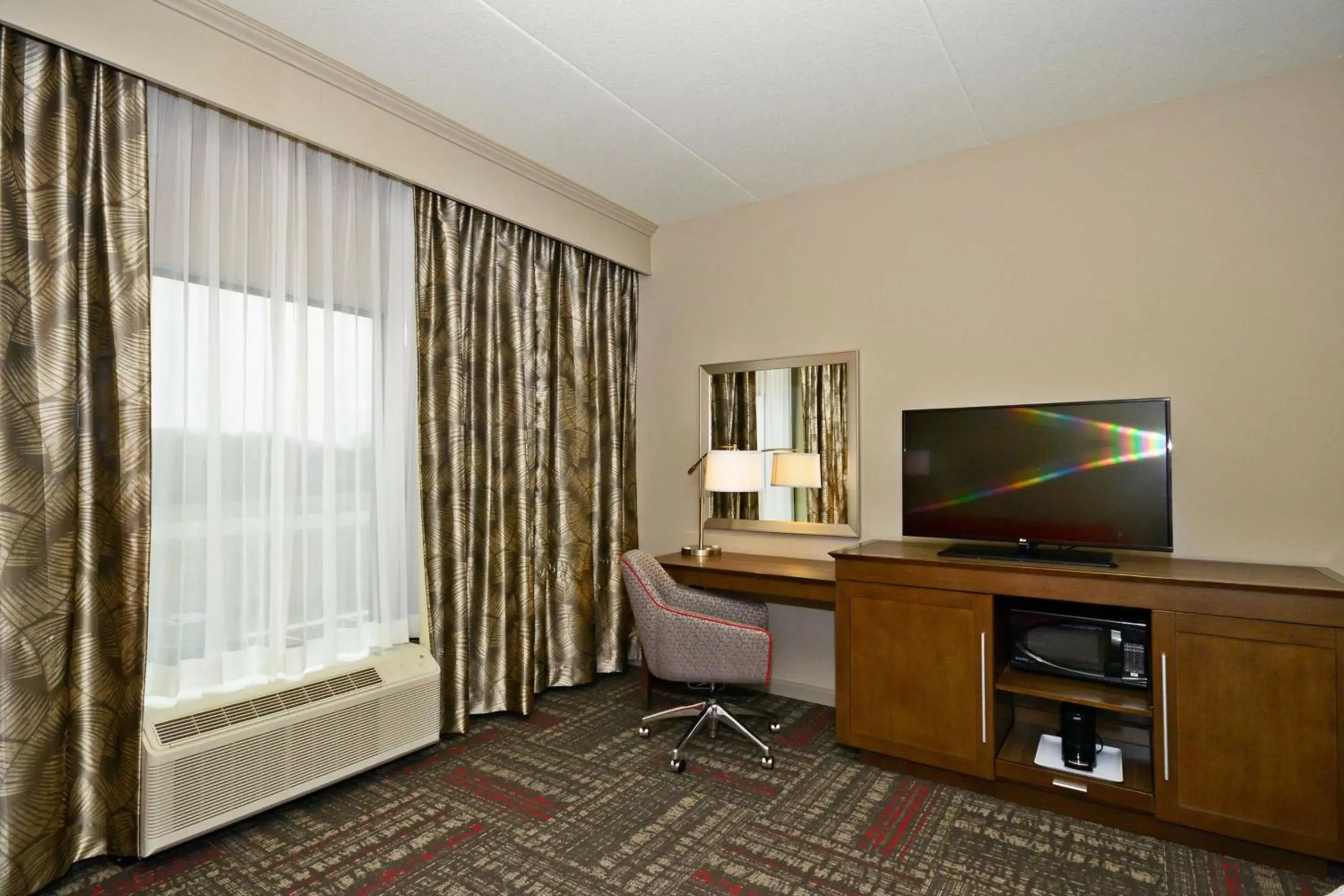 Bed, TV/Entertainment Center in Hampton Inn Pulaski, TN