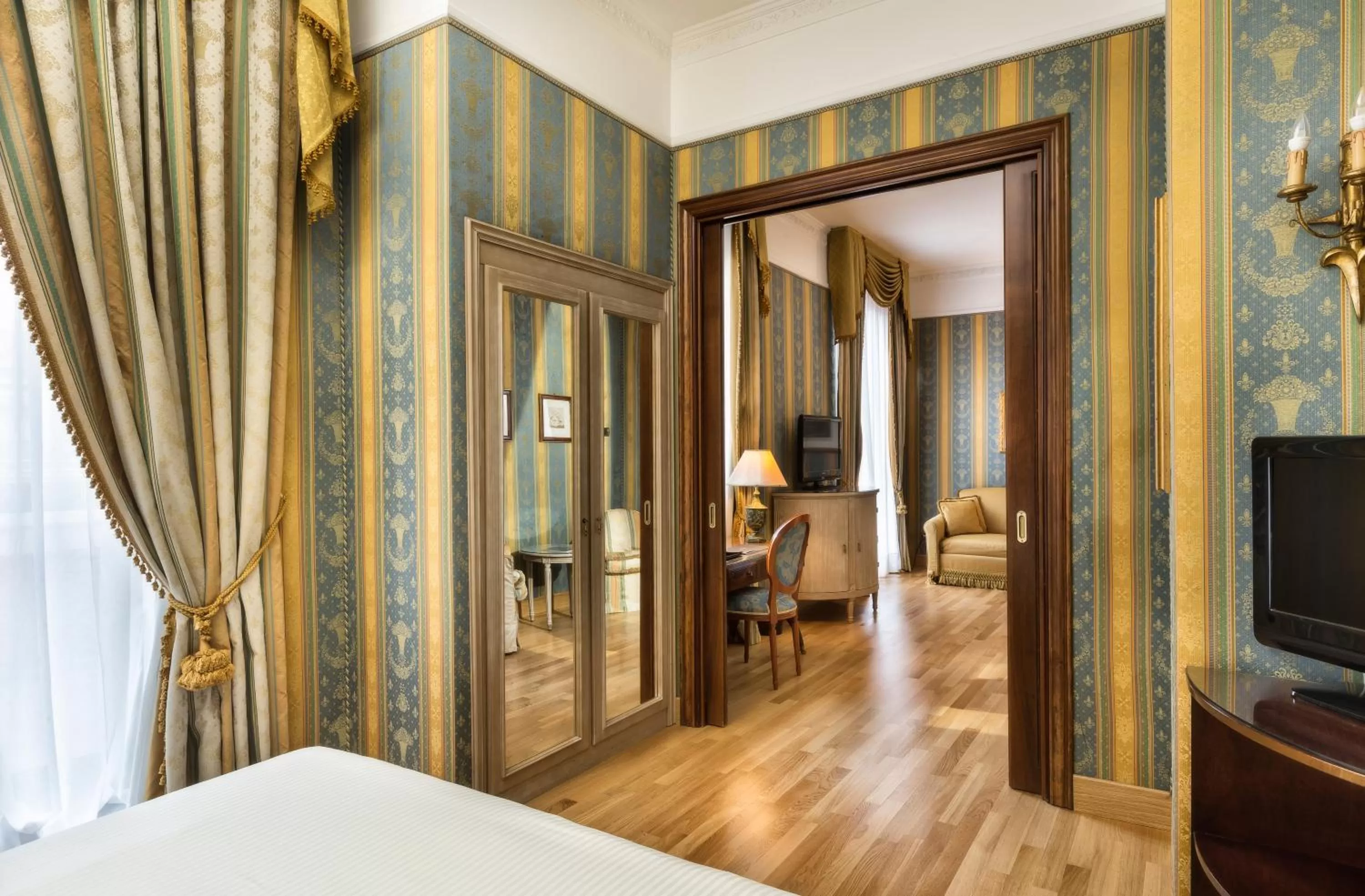 Living room, Bed in Sina De La Ville