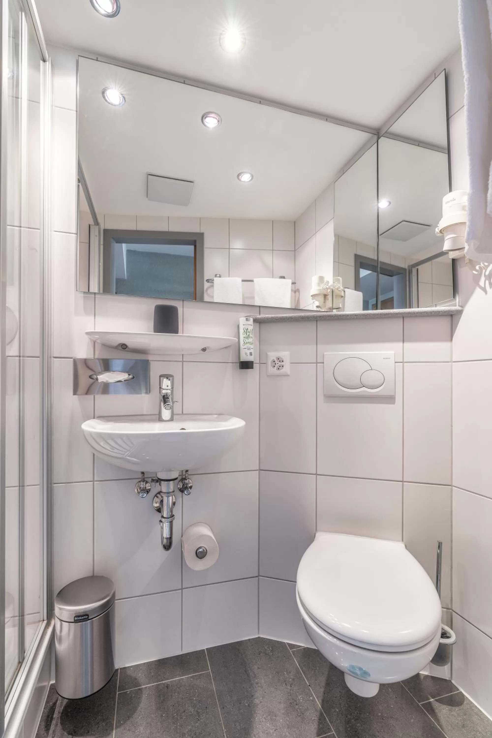 Shower, Bathroom in flexymotel Schönenwerd