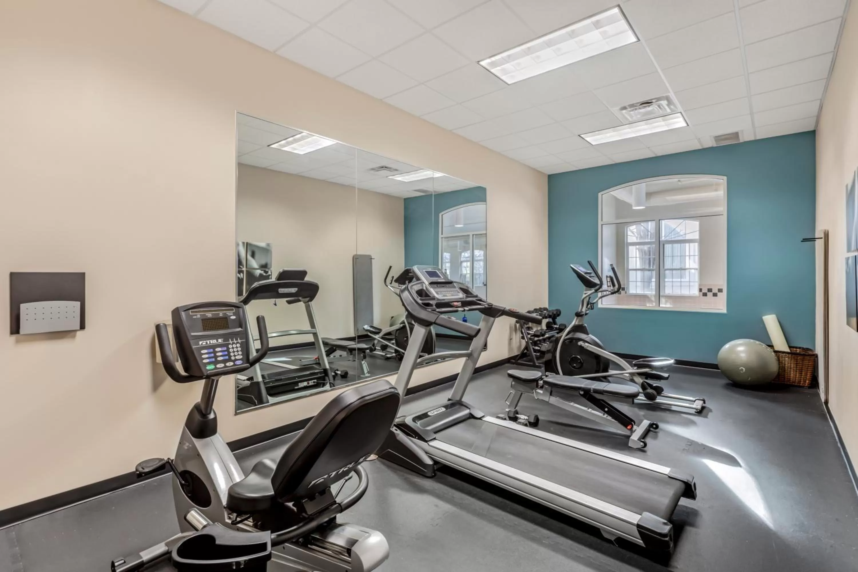 Fitness centre/facilities in Country Inn & Suites by Radisson, Elk Grove Village-Itasca