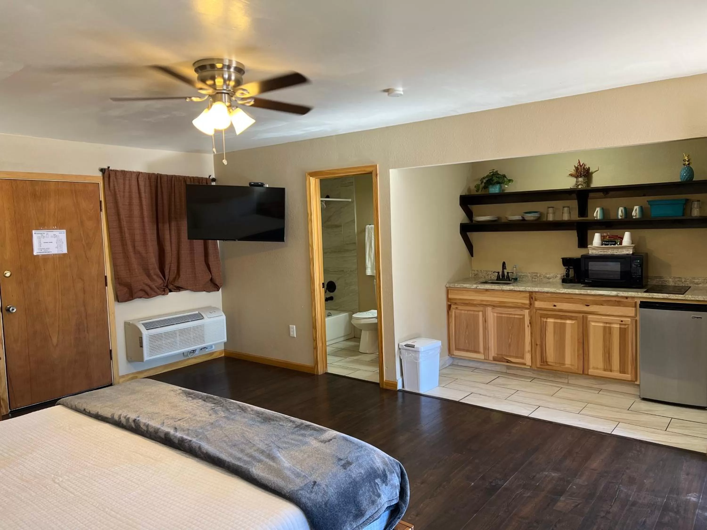 King Suite - Pet Friendly in TimberLodge Inn