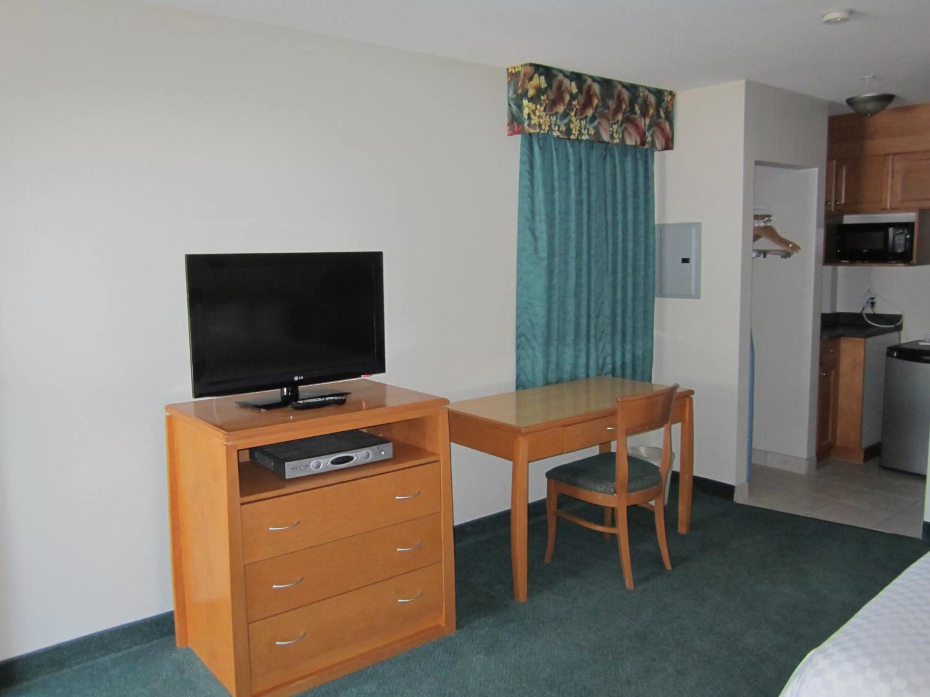 TV and multimedia in Ramada Merritt