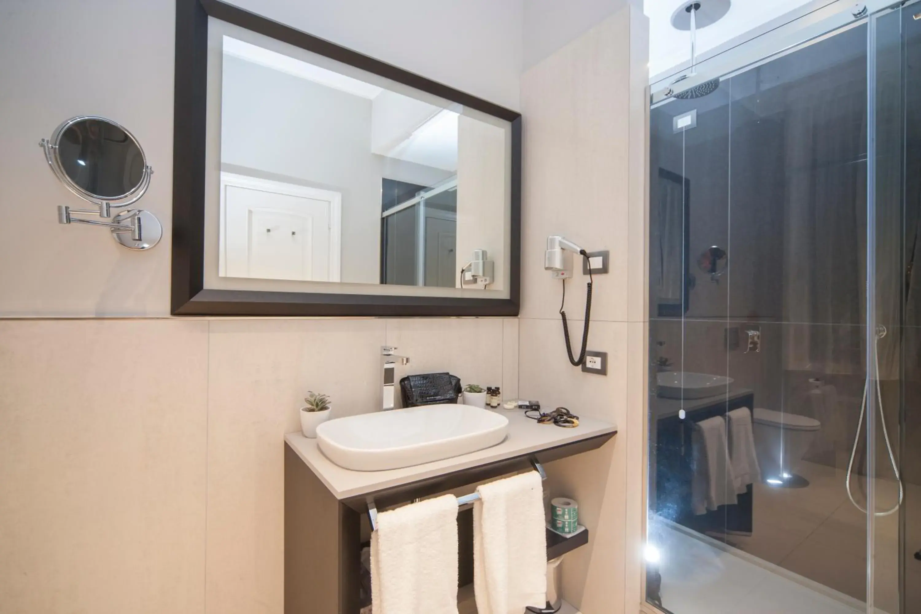 Shower, Bathroom in Hotel Grande Italia