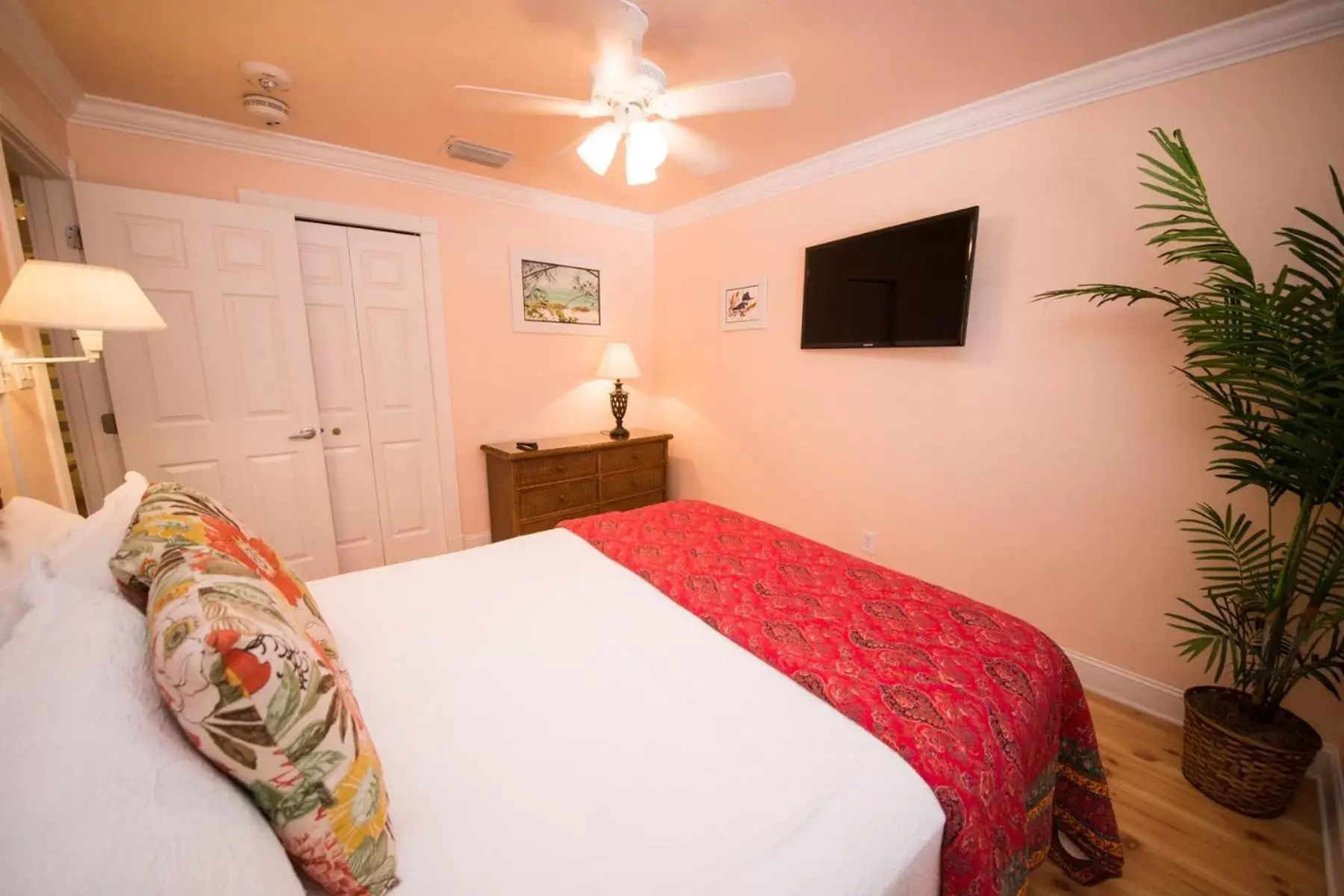 Bed in Tropic Isle At Anna Maria Island Inn