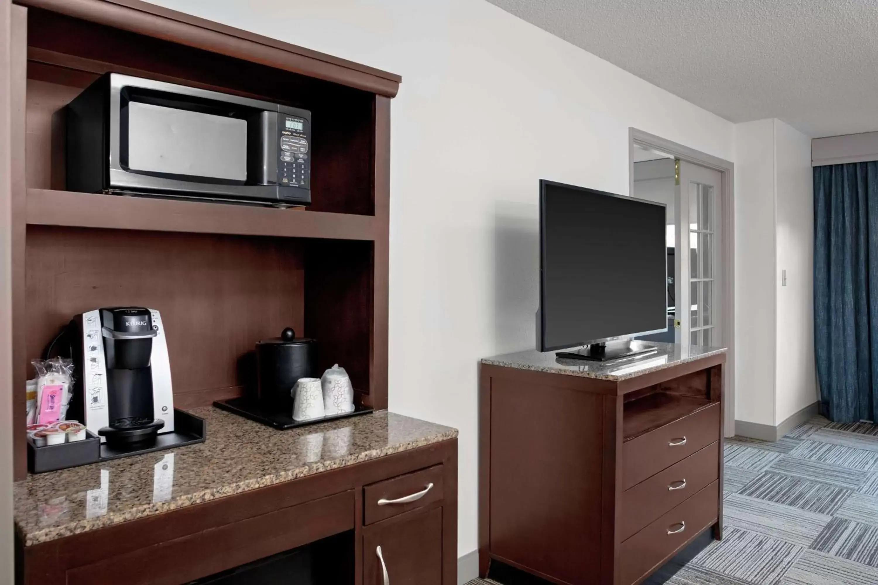 Coffee/tea facilities, Kitchen/Kitchenette in Hilton Garden Inn Atlanta Perimeter Center