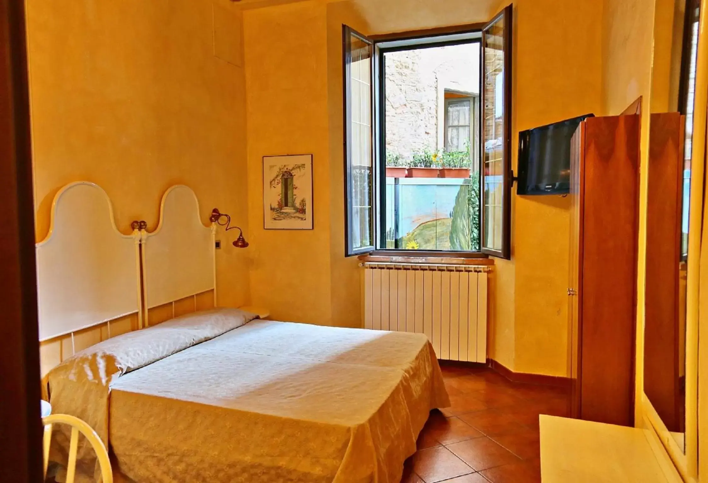 Photo of the whole room, Bed in Hotel Italia Cortona