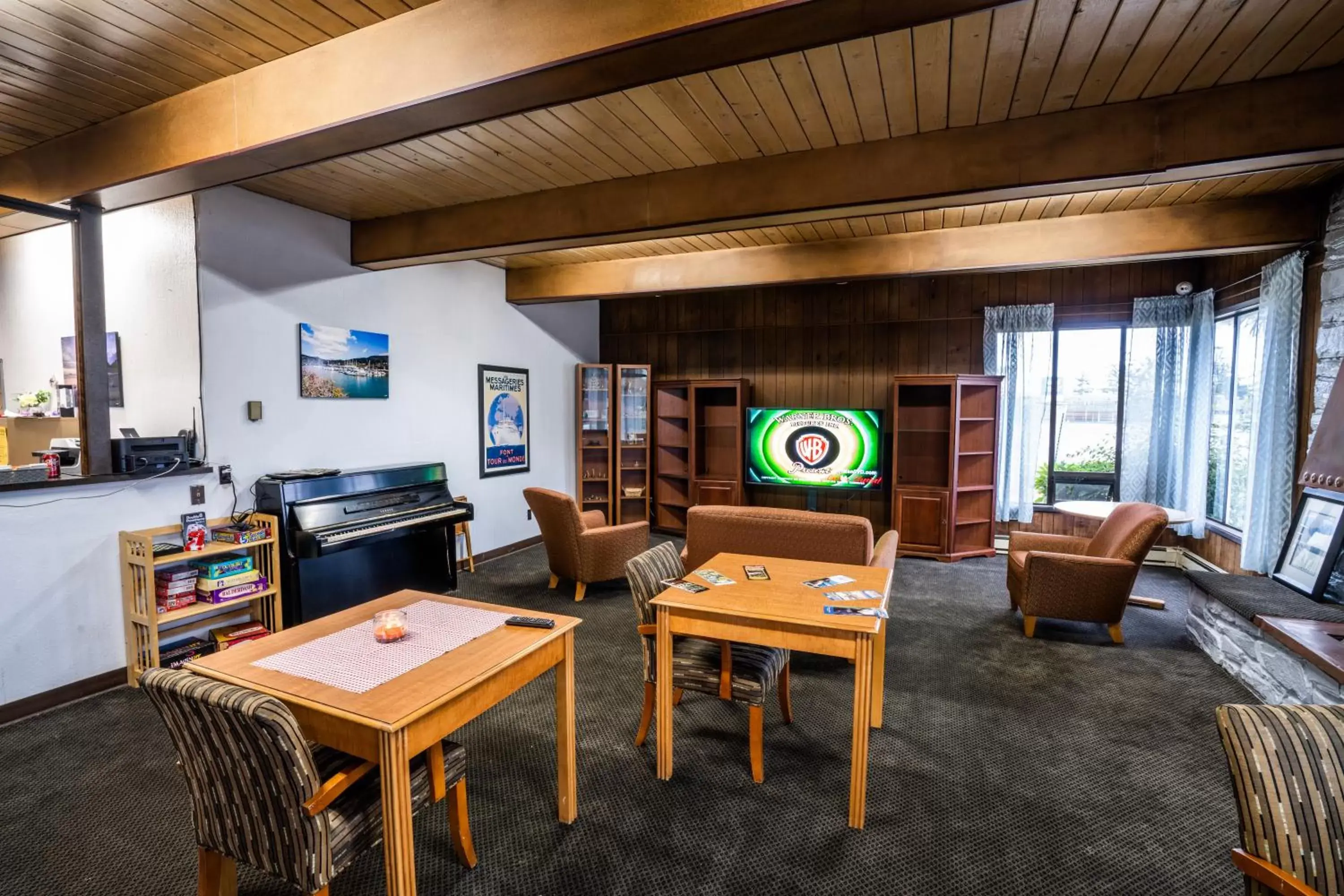 Lobby or reception, Seating Area in Blue Coast Inn & Suites