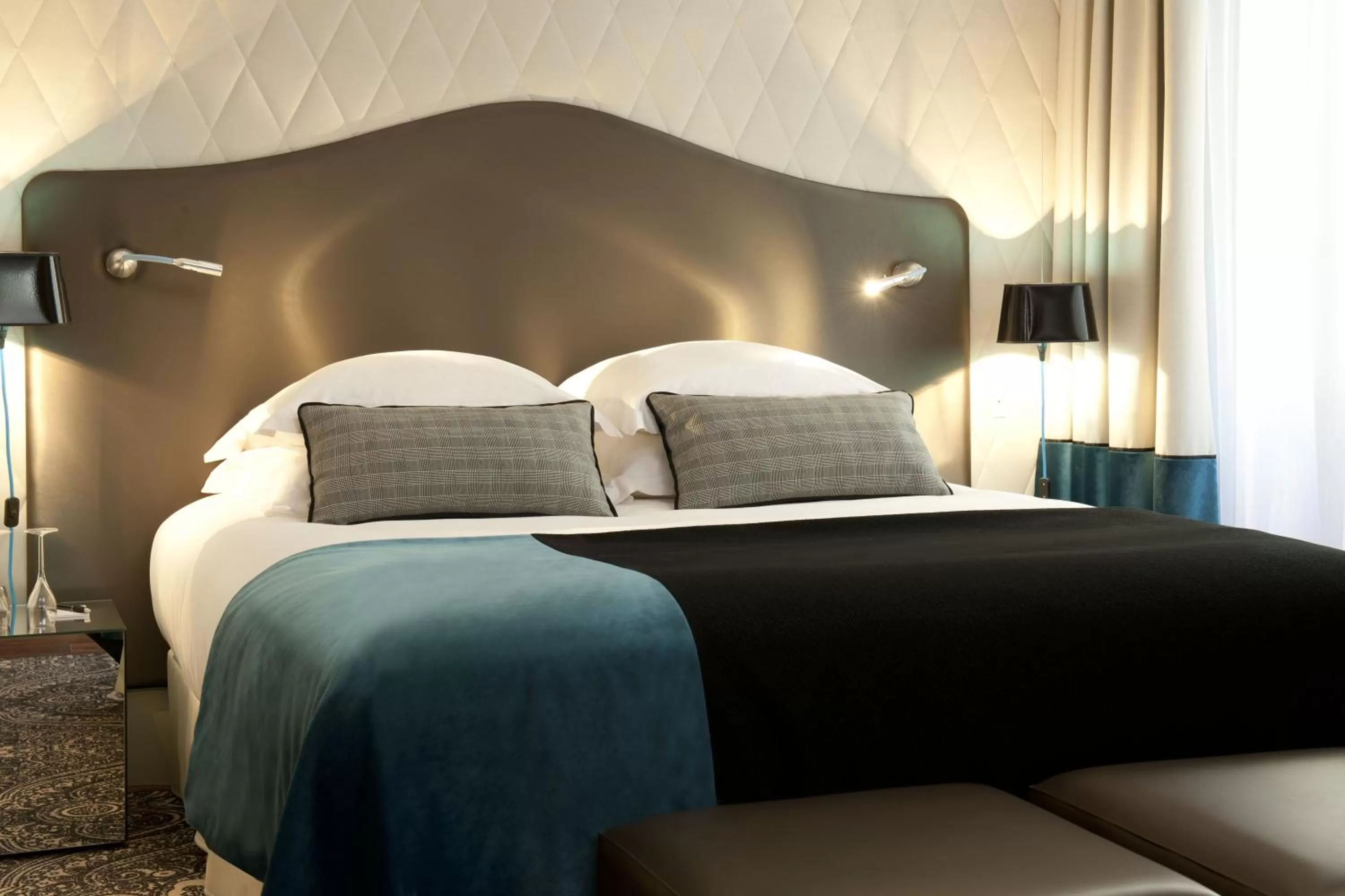 Bed in Edouard 7 Paris Opéra