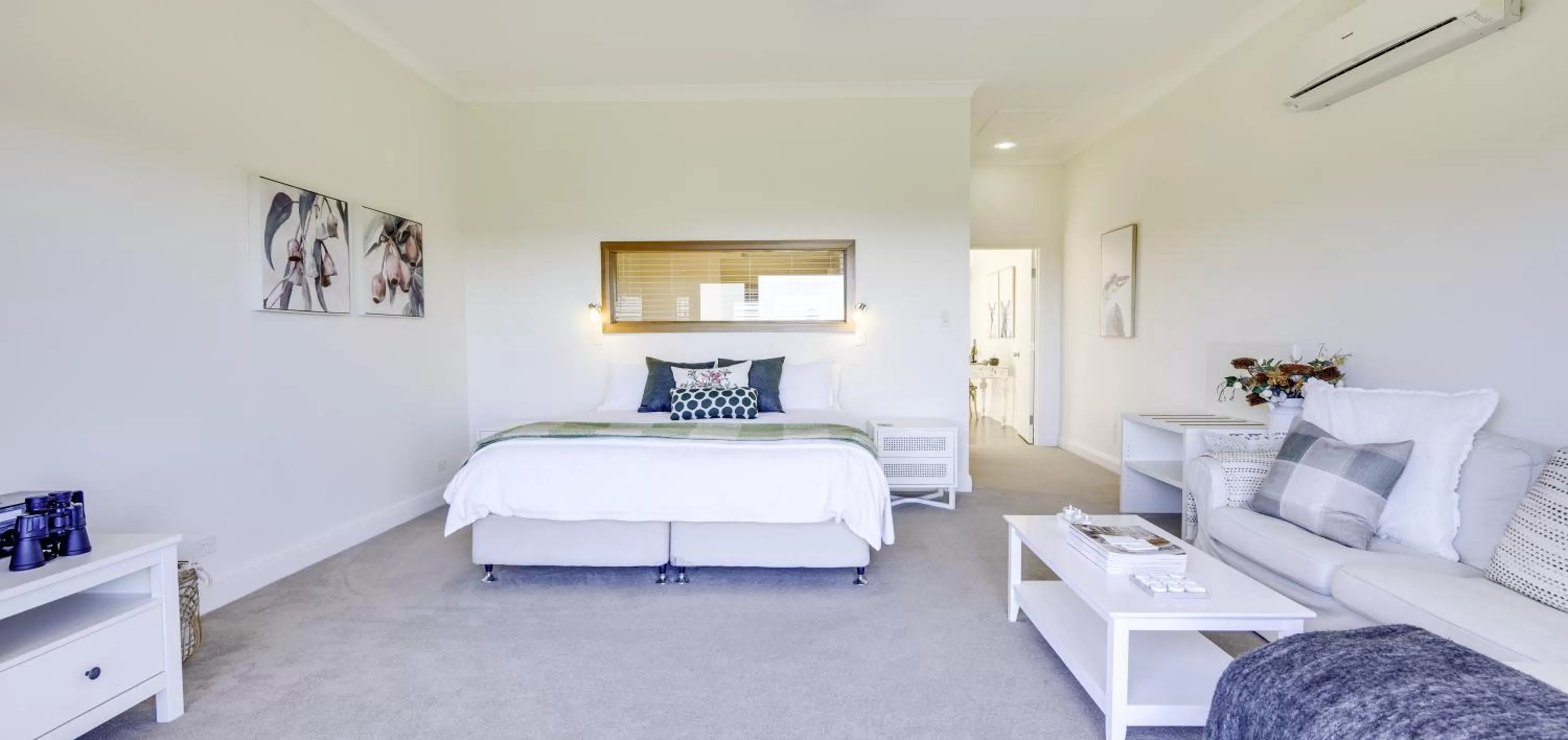 Living room, Bed in Seascape Retreat