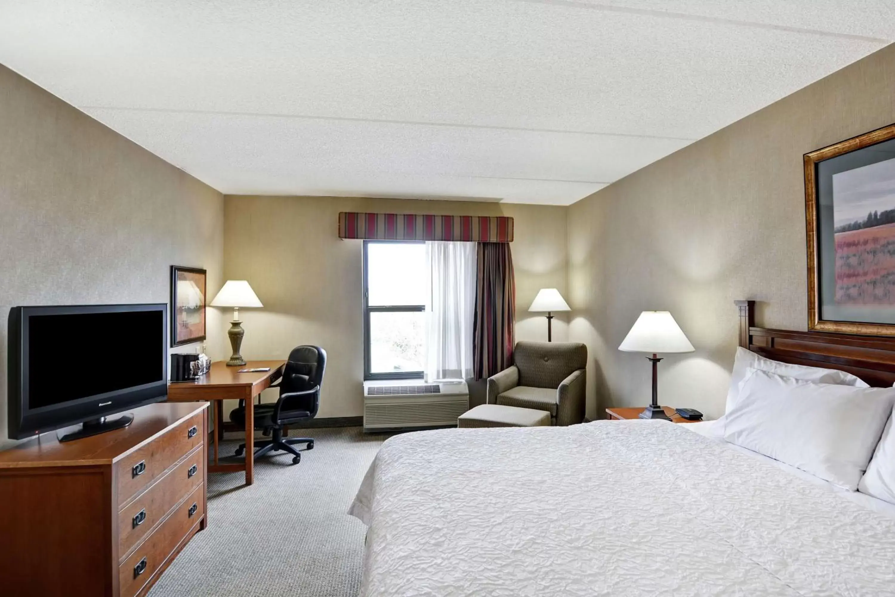 Bedroom, TV/Entertainment Center in Hampton Inn Bloomsburg