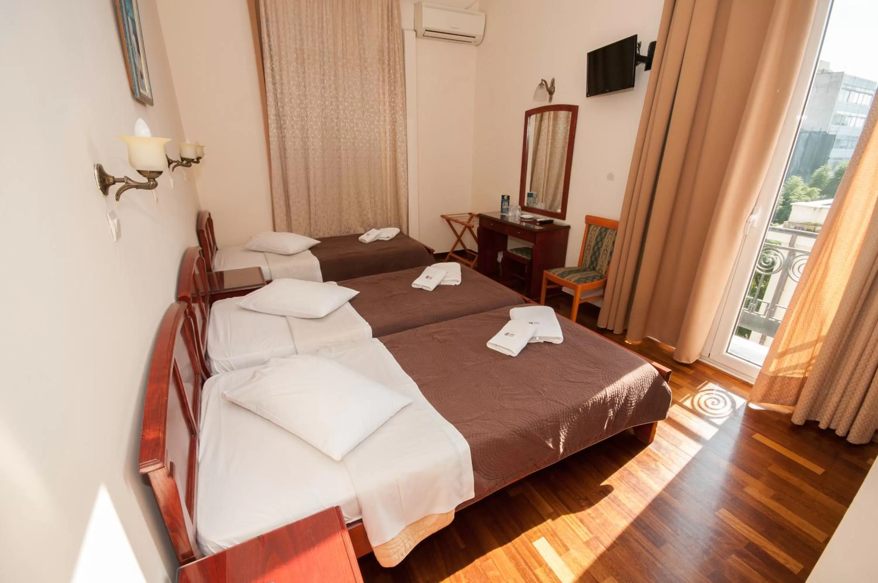 Photo of the whole room, Bed in Cecil Hotel