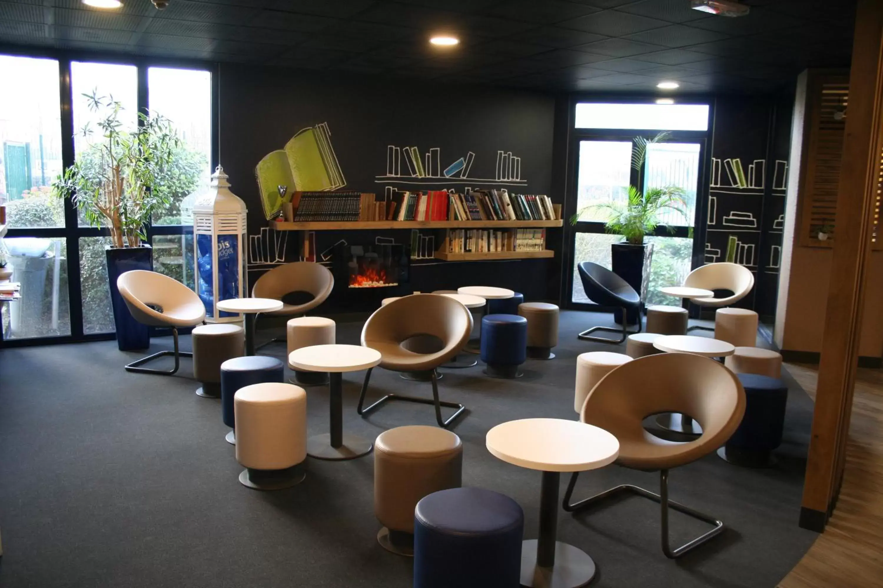 Library, Lounge/Bar in ibis budget Marne la Vallée Pontault Combault