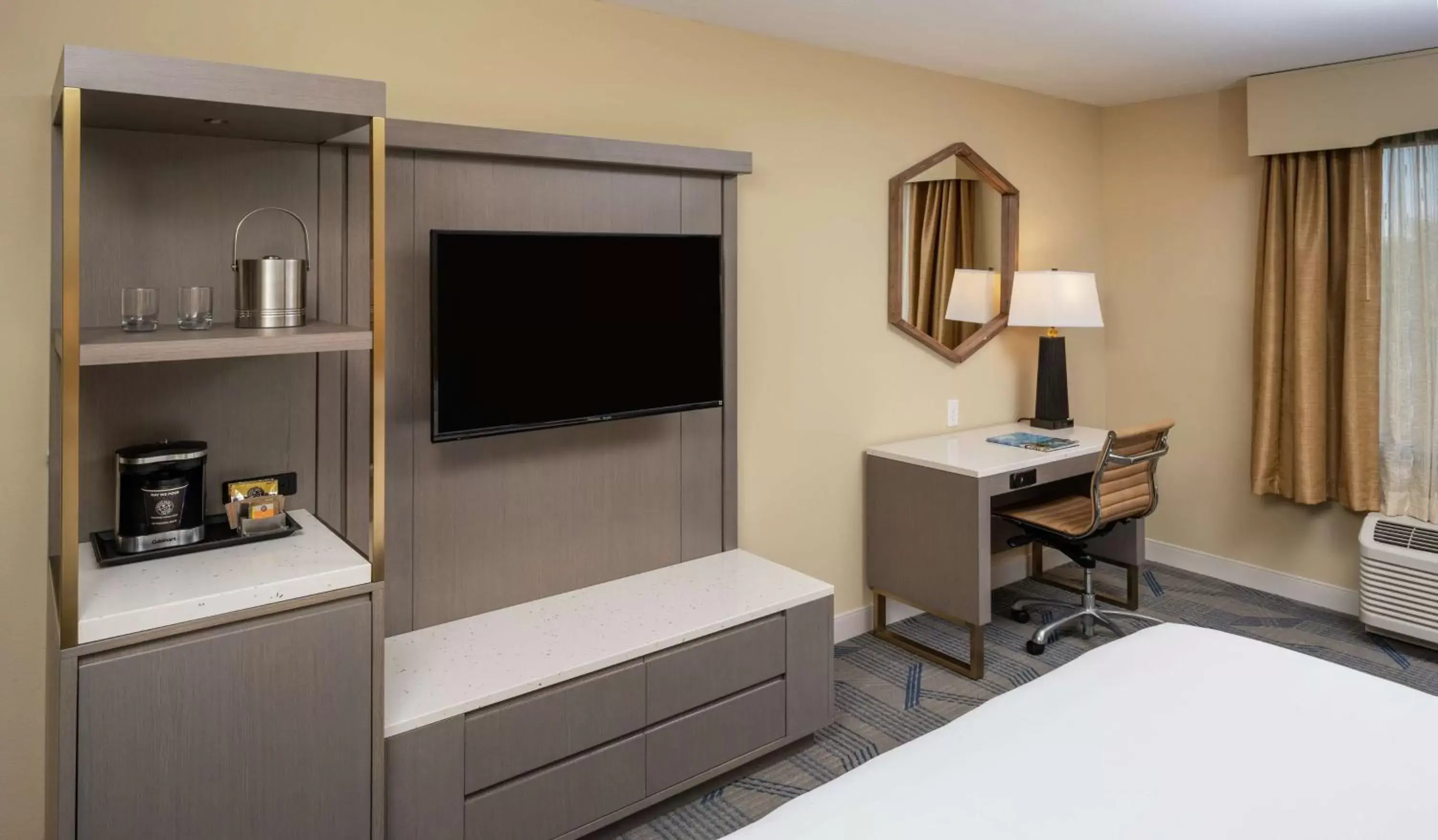 Bedroom, TV/Entertainment Center in DoubleTree by Hilton St. Augustine Historic District
