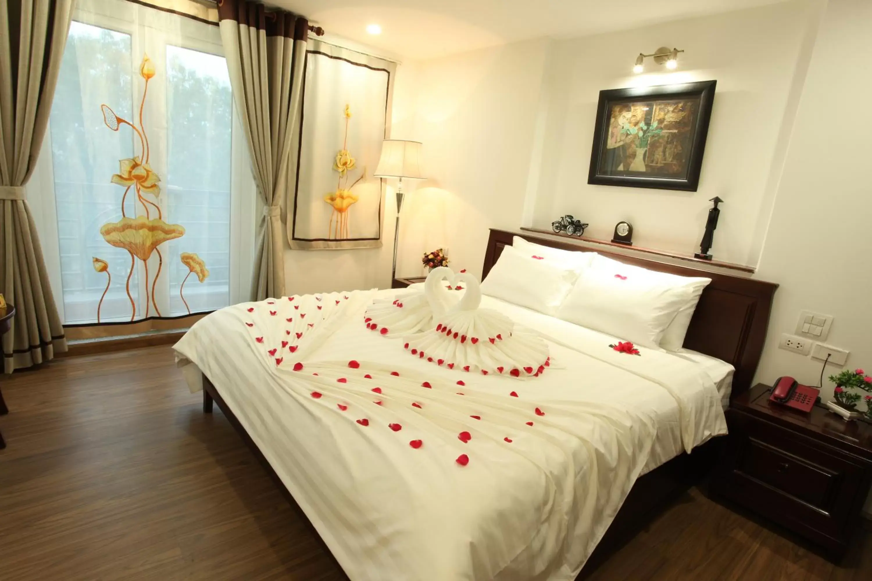 Street view, Bed in Hanoi Siva Luxury Hotel & Travel