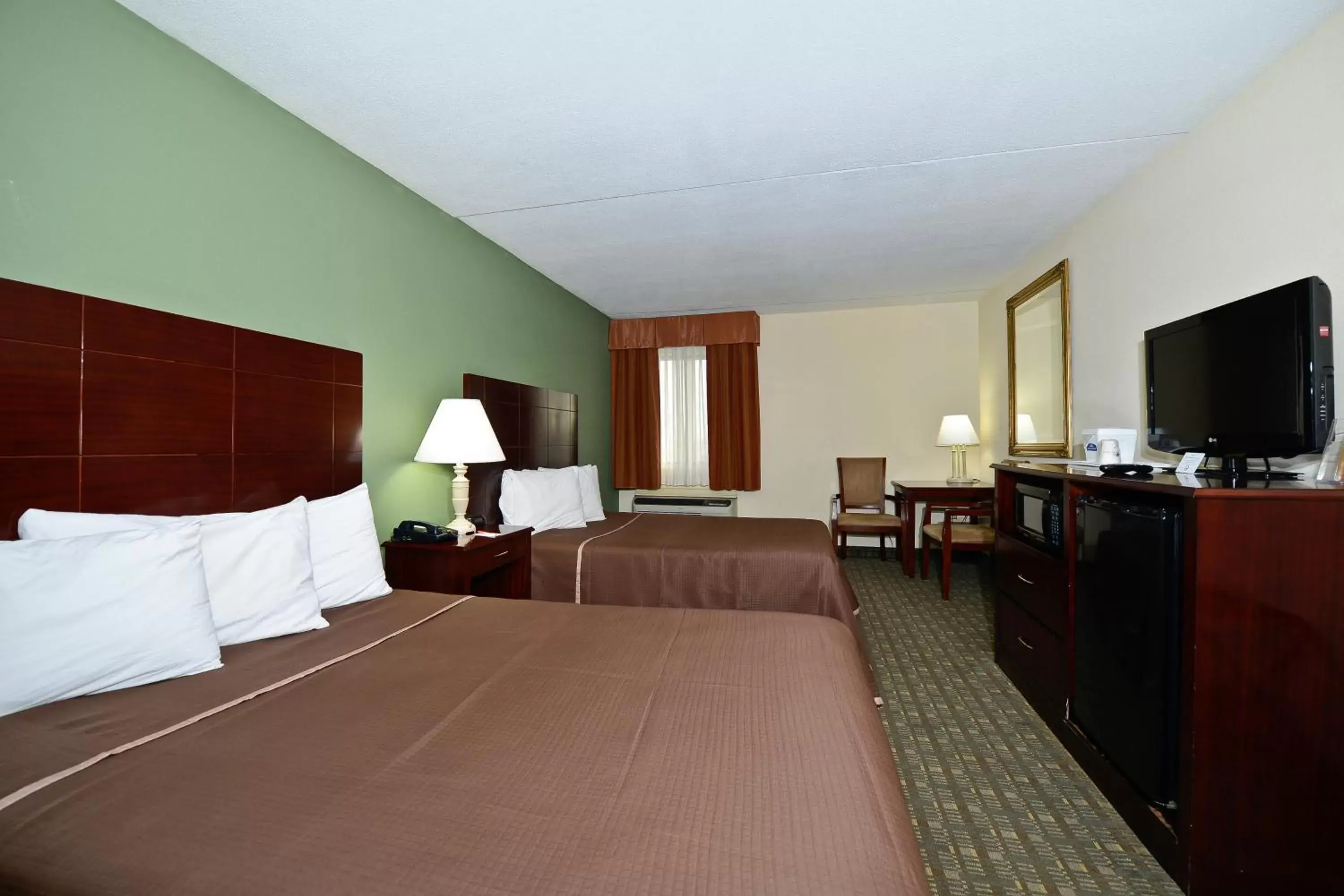 Bed in Howard Johnson by Wyndham Newark Airport