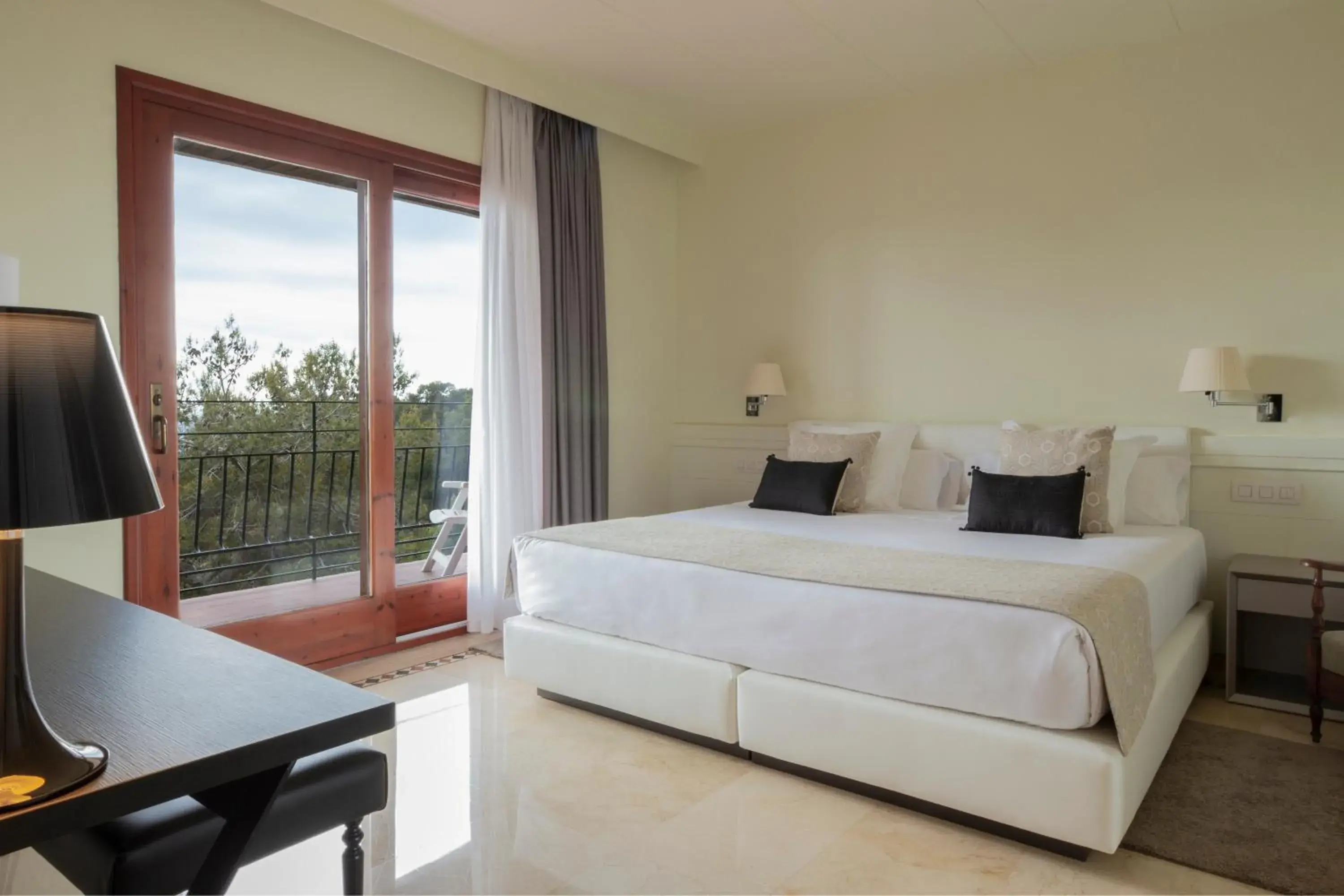 Balcony/Terrace, Bed in Hotel Santa Marta