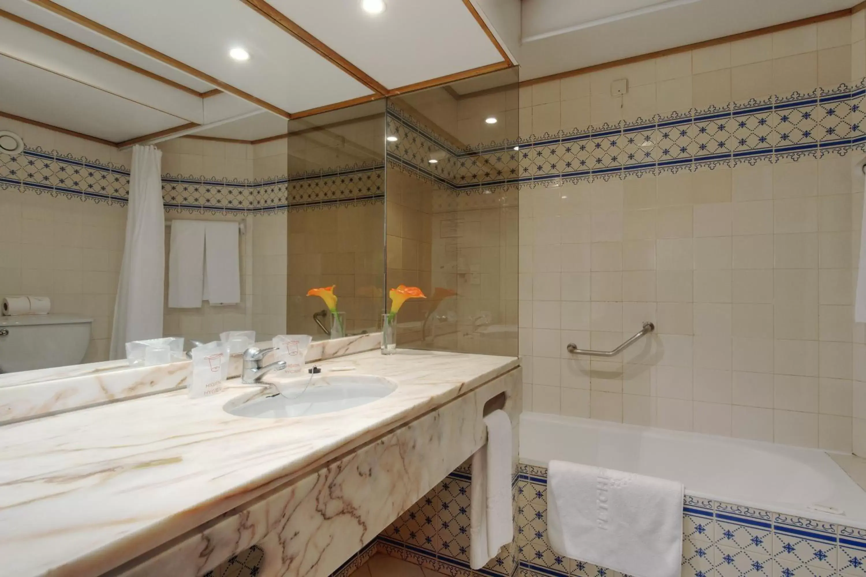 Bathroom in Muthu Oura Praia Hotel