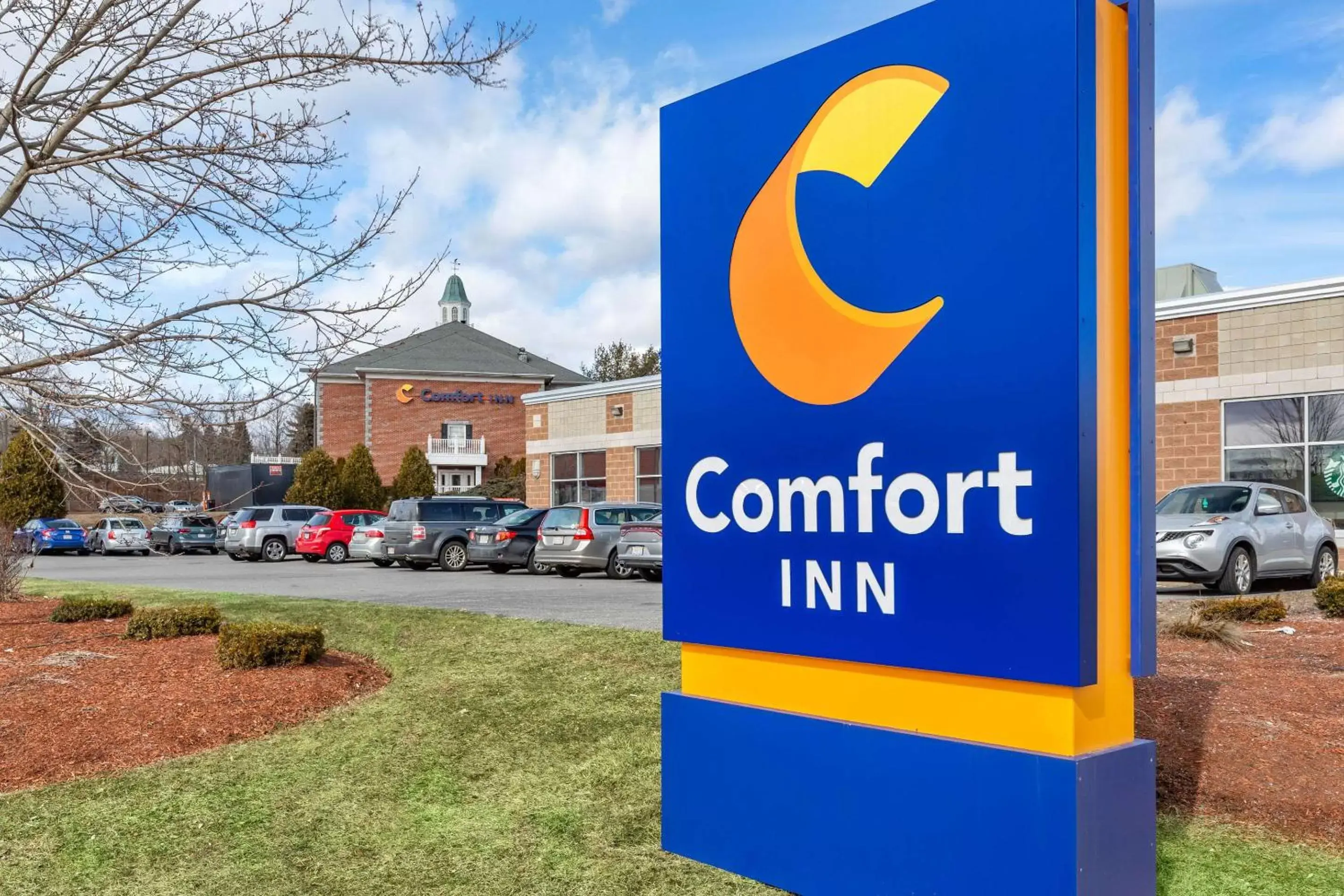 Property building in Comfort Inn Auburn-Worcester