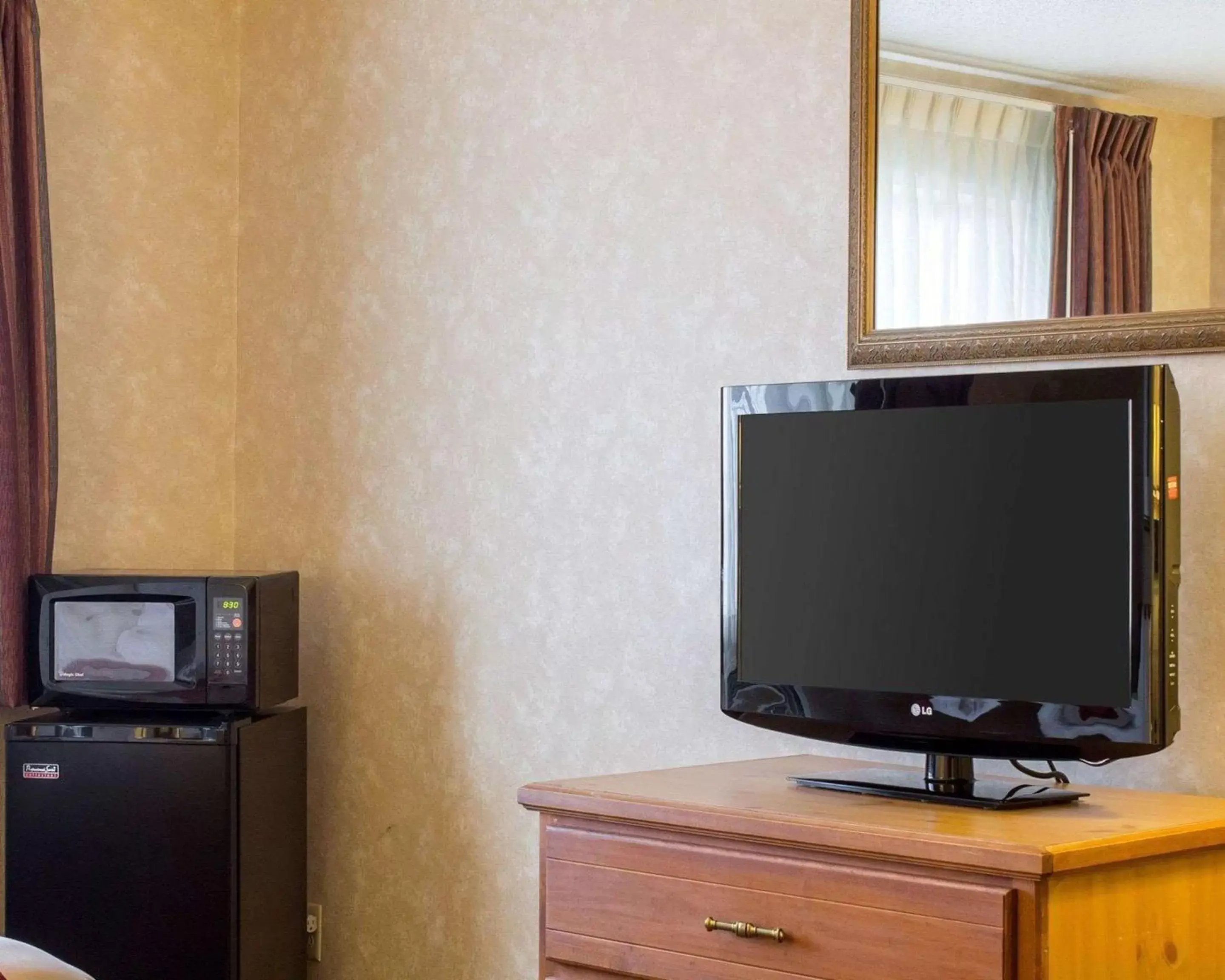 Photo of the whole room, TV/Entertainment Center in Quality Inn Brandon