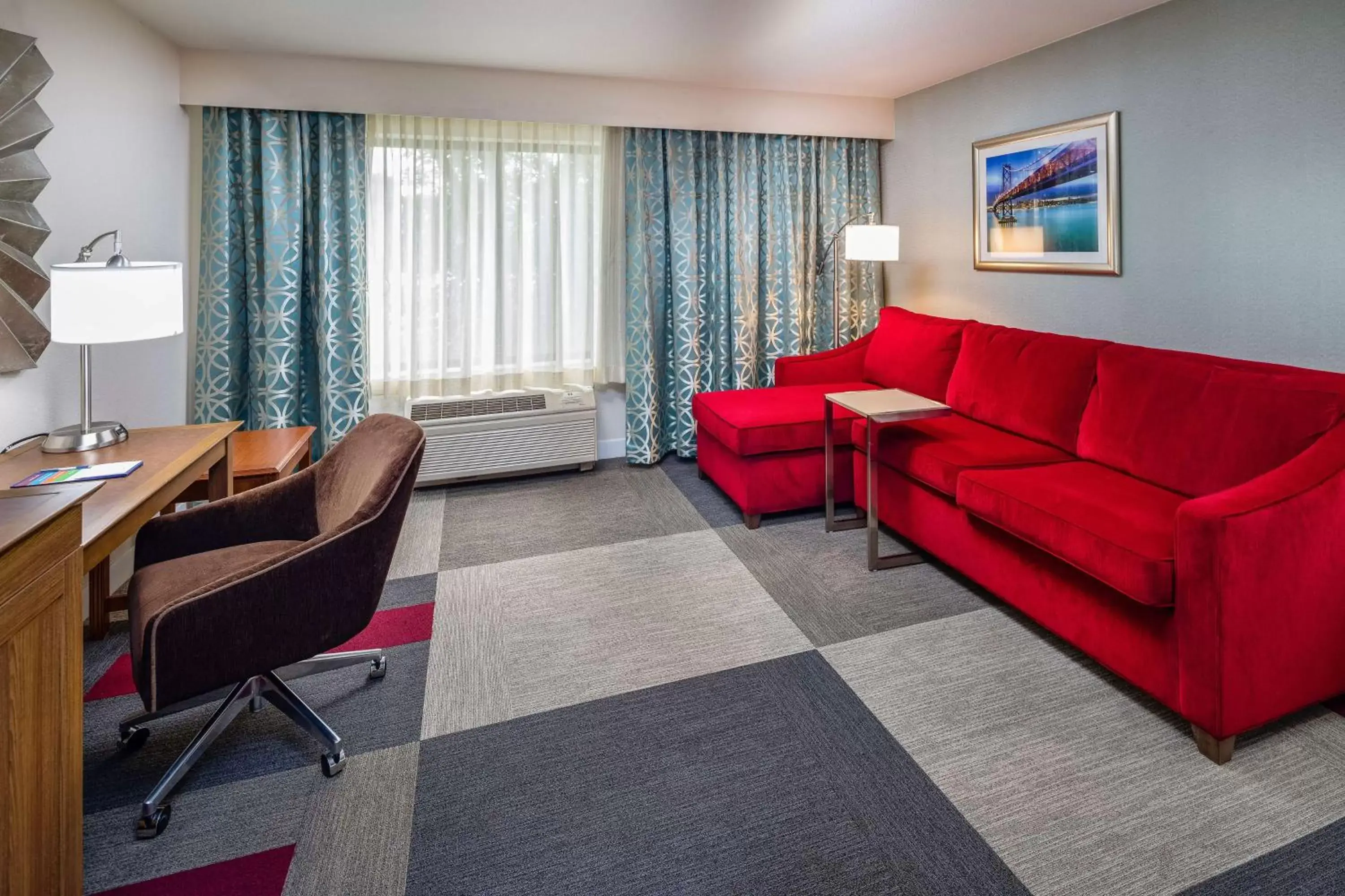 Living room, Seating Area in Hampton Inn San Francisco Airport